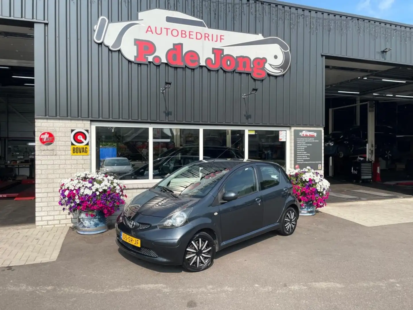Toyota Aygo 1.0-12V + 5-deurs - Airco - C.V. - Elec. ramen - B Grijs - 1