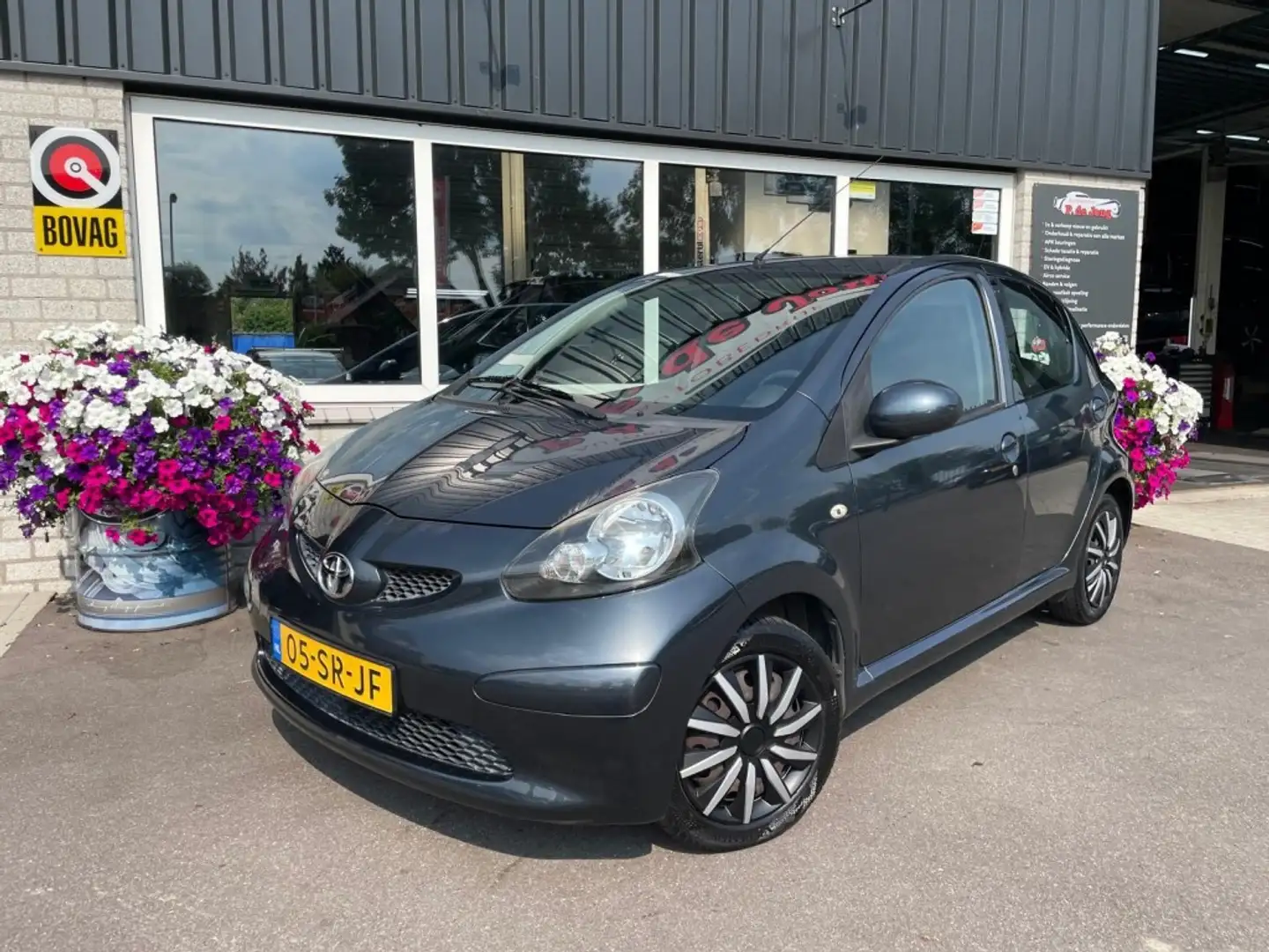 Toyota Aygo 1.0-12V + 5-deurs - Airco - C.V. - Elec. ramen - B Grijs - 2