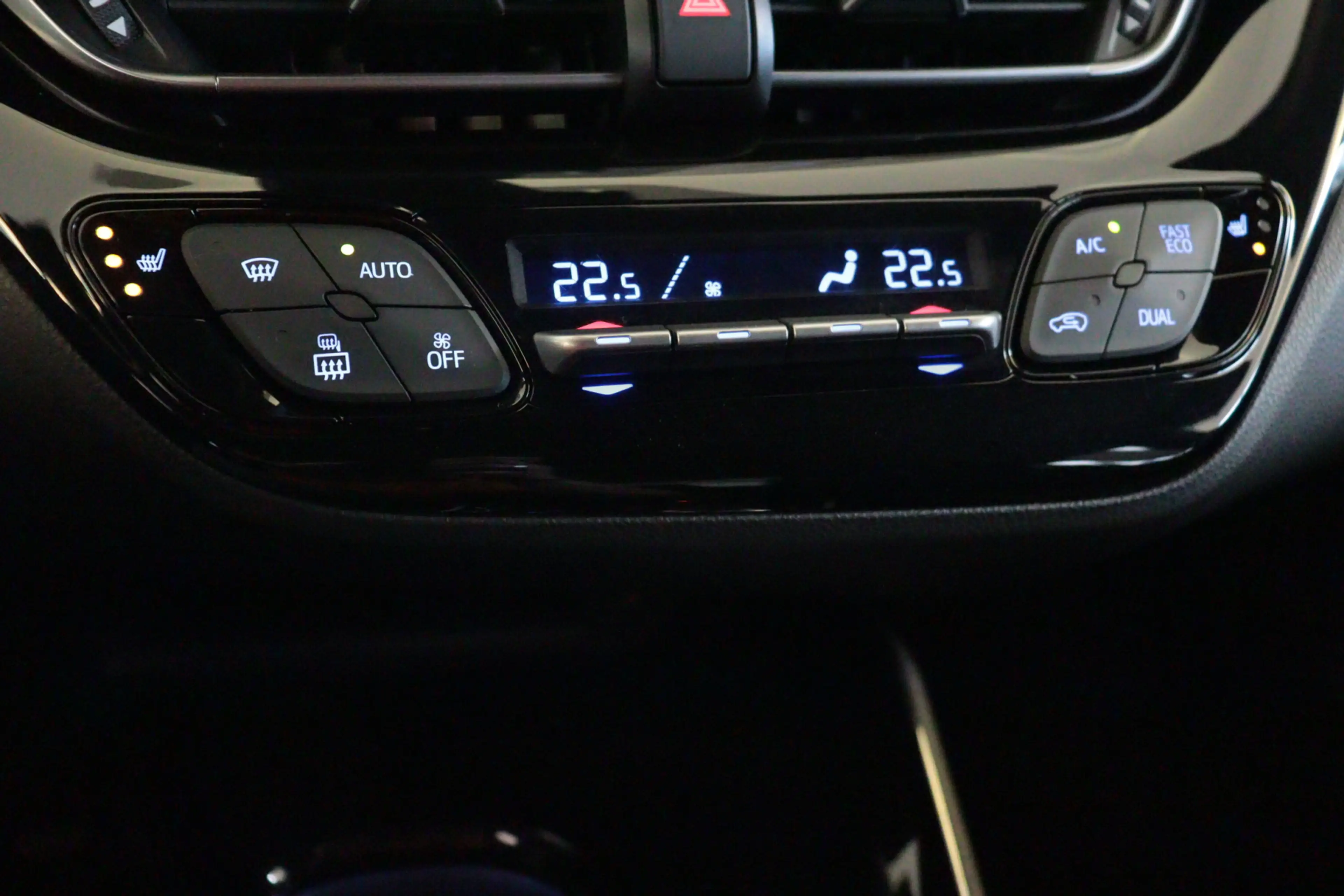 Toyota C-HR 1.8 Hybrid | TWO-TONE | CAMERA | STOELVERW | LANE- — photo 8