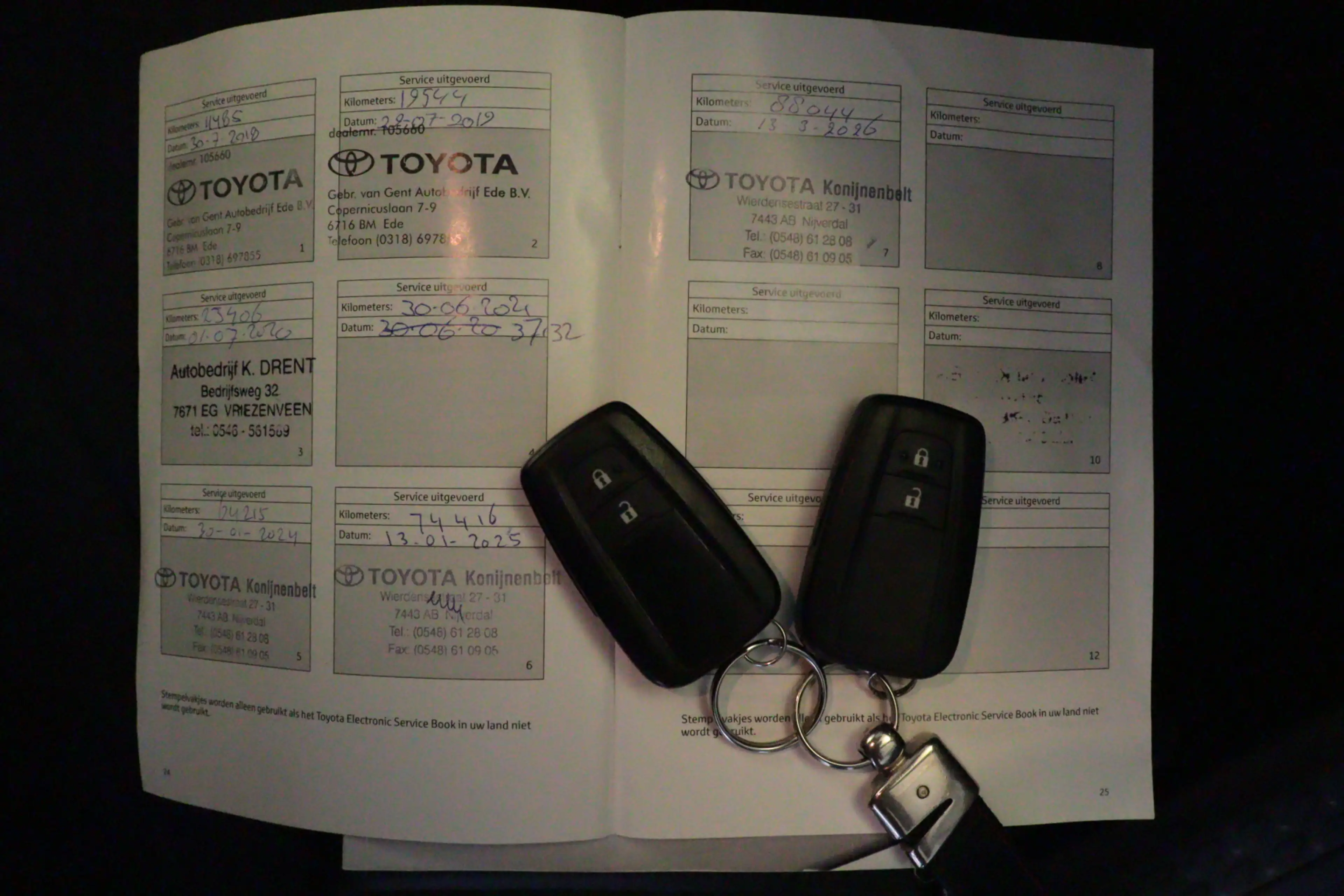 Toyota C-HR 1.8 Hybrid | TWO-TONE | CAMERA | STOELVERW | LANE- — photo 13