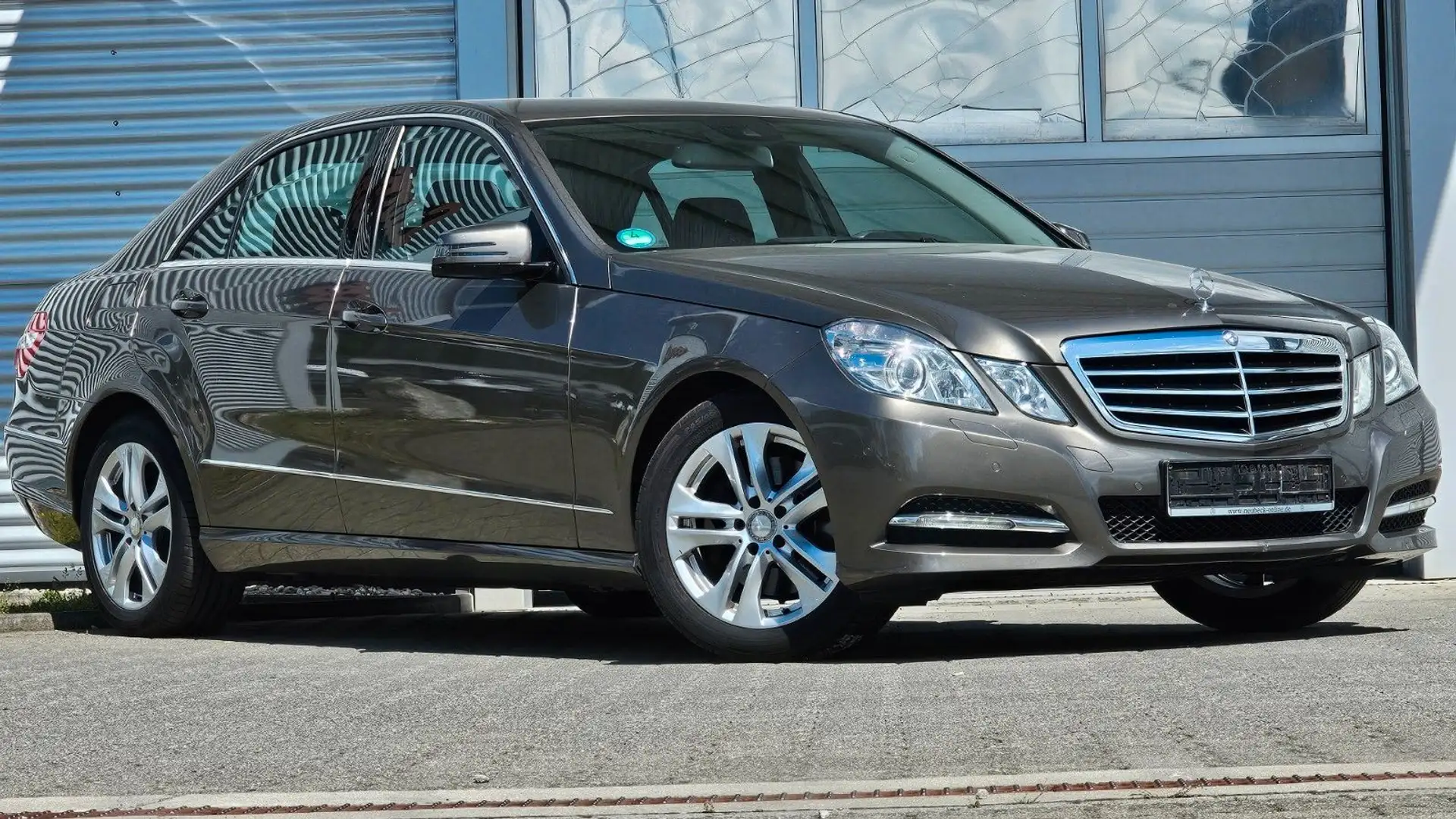 Mercedes-Benz E 250 CGI Lim. BE Navi LIS SpurAssist Klima SHZG Šedá - 1