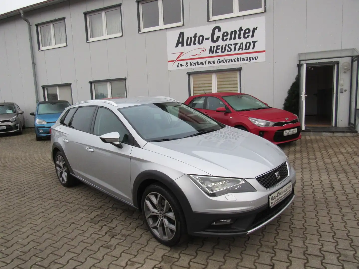 SEAT Leon ST X-Perience 4Drive, AHK, NAVI, LED, PDC.. Silber - 1