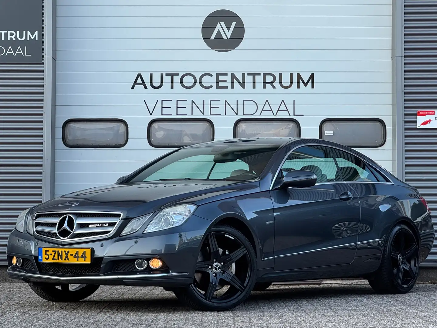 Mercedes-Benz E 350 Coupé E350 V6 CGI AUT Elegance NWE APK H&K/EL.STOE Grijs - 1