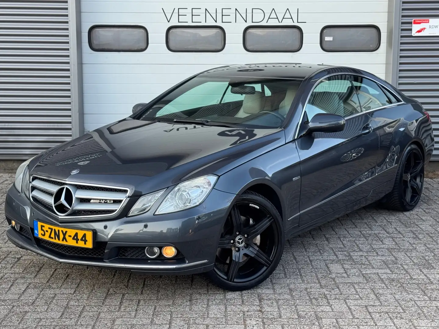 Mercedes-Benz E 350 Coupé E350 V6 CGI AUT Elegance NWE APK H&K/EL.STOE Grijs - 2