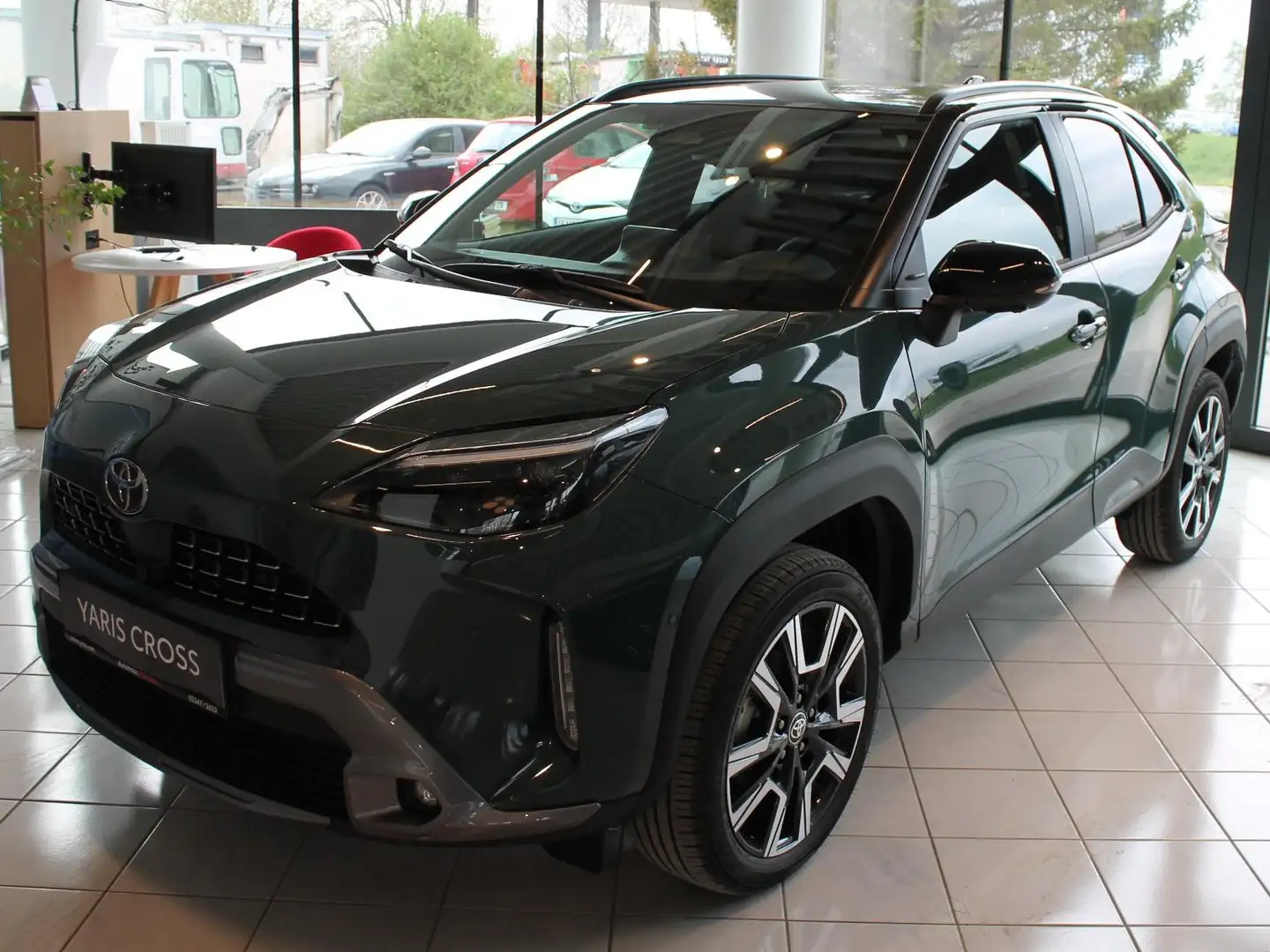 Toyota Yaris Cross 1,5 VVT-i Hybrid Style Aut. Technik! Panoramadach! Grün - 1