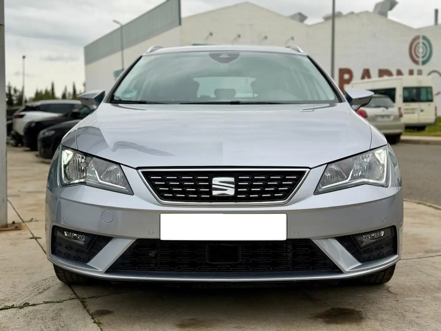 SEAT Leon ST 2.0TDI CR S&S Xcellence Launch Pack M DSG-7 150 Plateado - 2