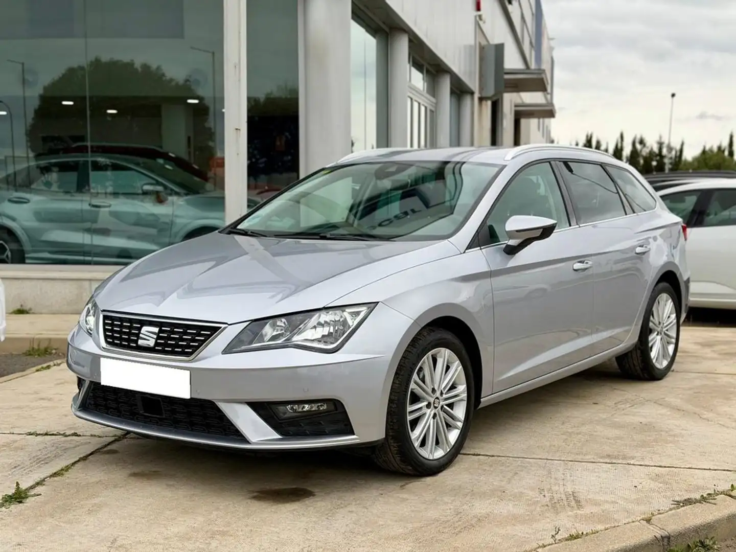 SEAT Leon ST 2.0TDI CR S&S Xcellence Launch Pack M DSG-7 150 Plateado - 1