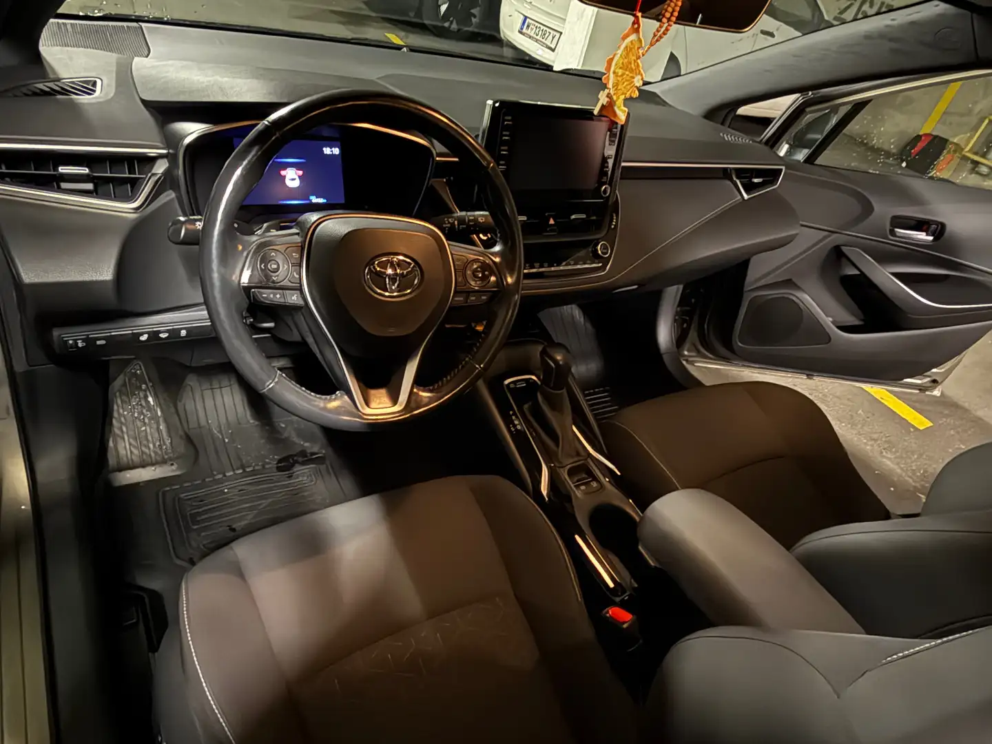 Toyota Corolla Corolla Kombi 2,0 Hybrid Design Aut. Design Grau - 2