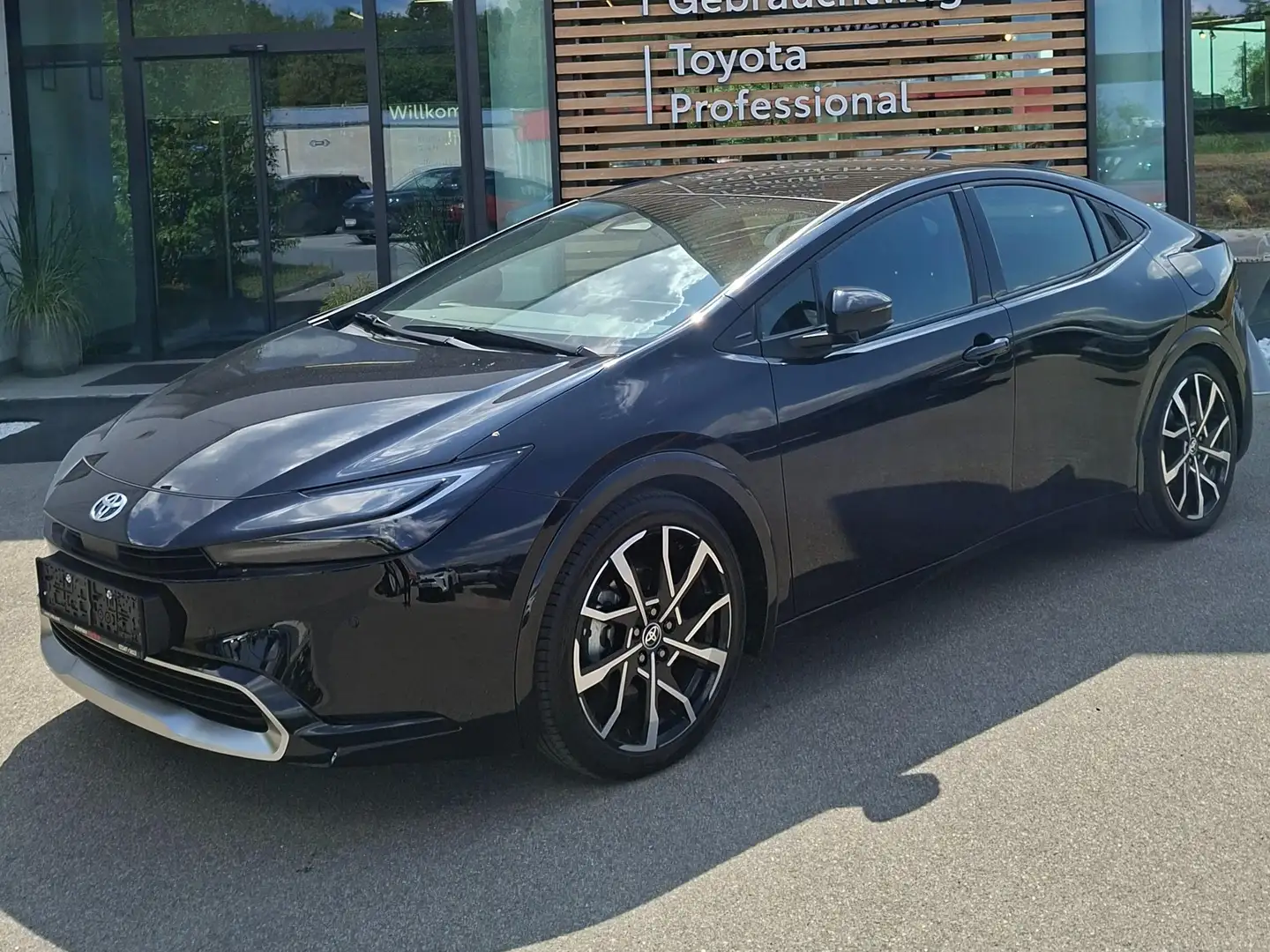 Toyota Prius 2,0VVT-i Plug-in Hybrid PHEV Executive Schwarz - 1