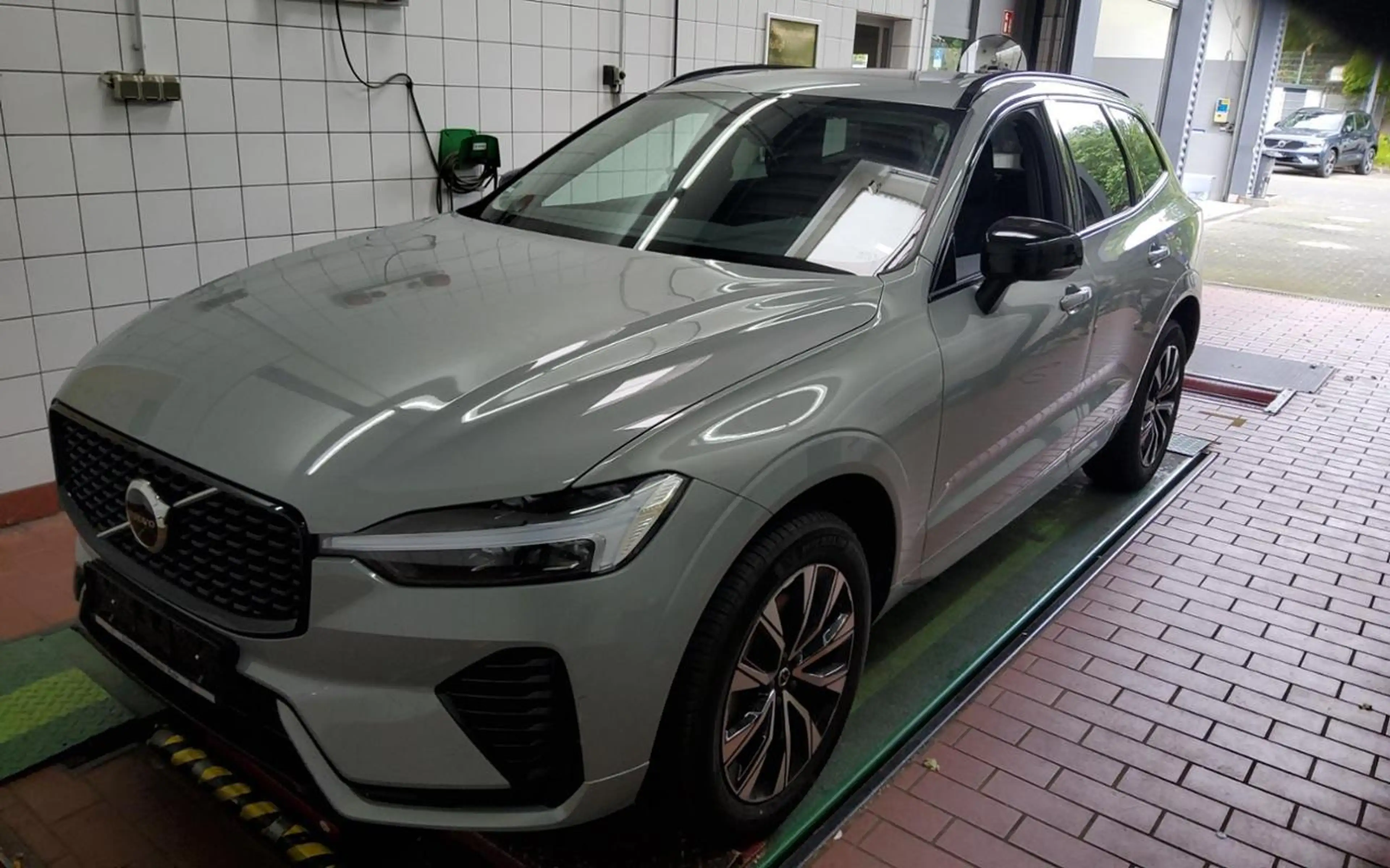 Volvo XC60 B4  PLUS DARK FAP+PANO+WINTERPAK+MEMORY+LM+ — photo 2