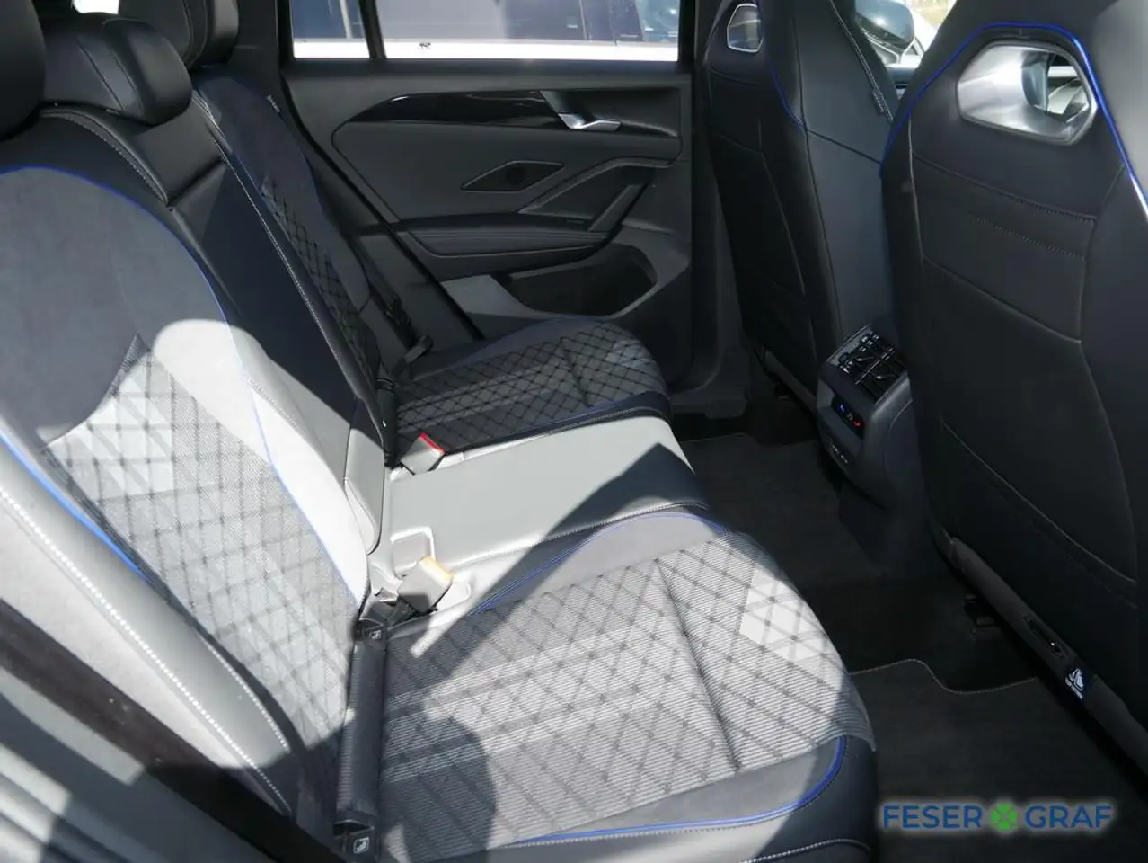 Volkswagen Tiguan 2.0 TDI 4M R-Line Black AHK Matrix Pano 9