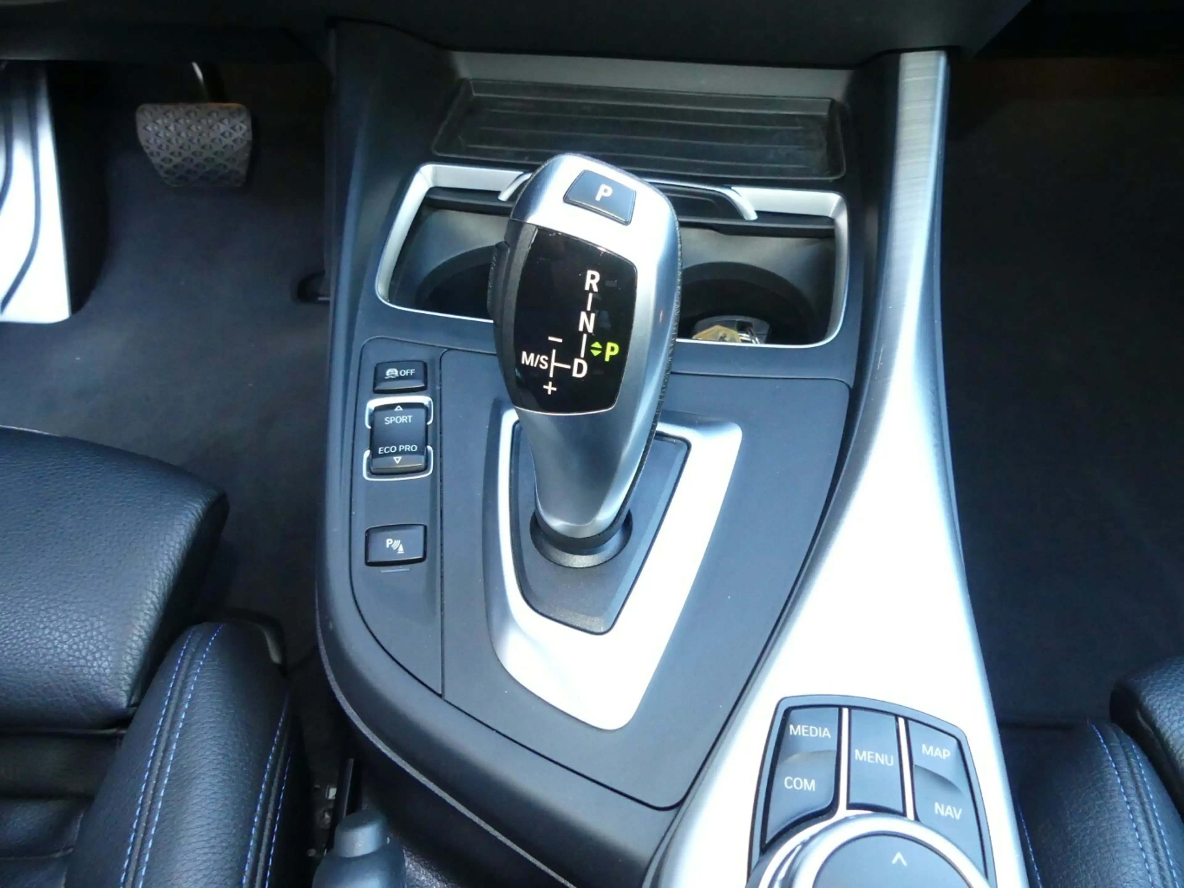 BMW 220 Cabrio M Sport — photo 14