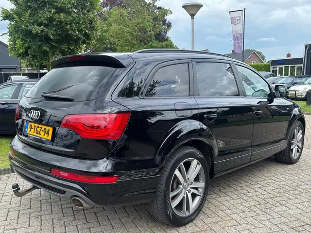 Audi Q7 view 6