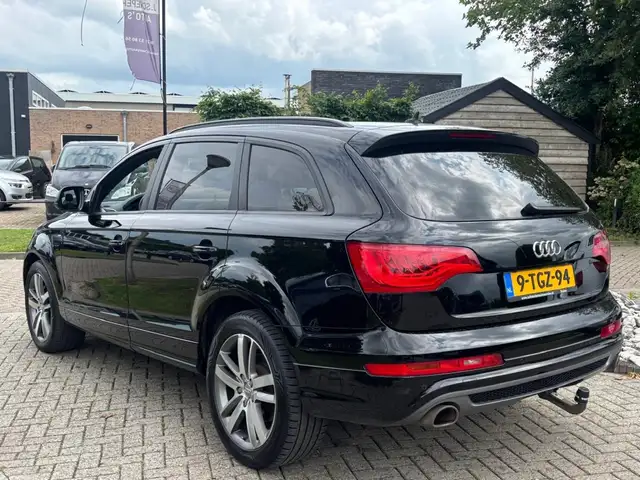 Audi Q7 view 8