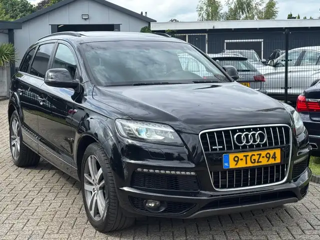 Audi Q7 view 3