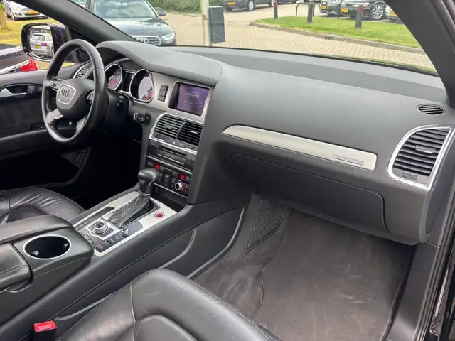 Audi Q7 view 13