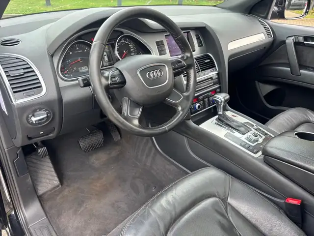 Audi Q7 view 10