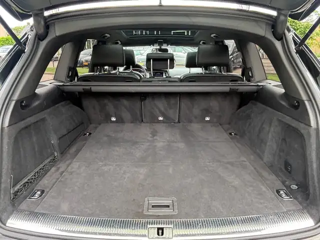 Audi Q7 view 16