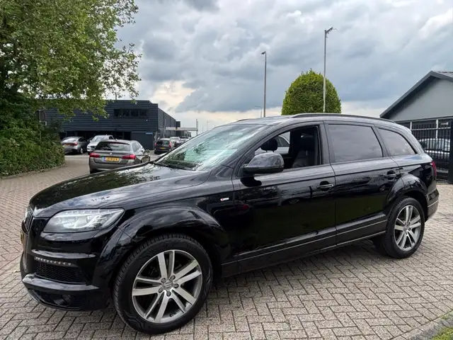 Audi Q7 view 4
