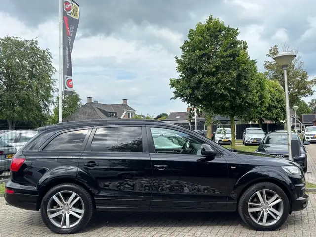 Audi Q7 view 5