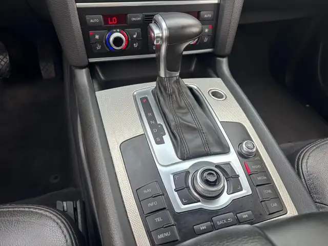 Audi Q7 view 21