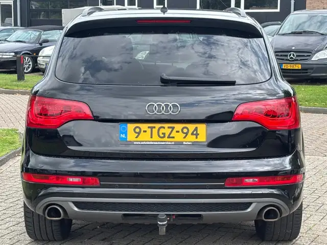 Audi Q7 view 7