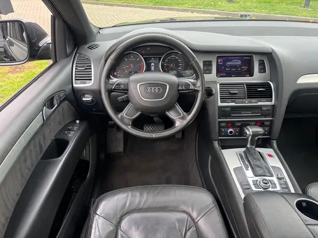 Audi Q7 view 9