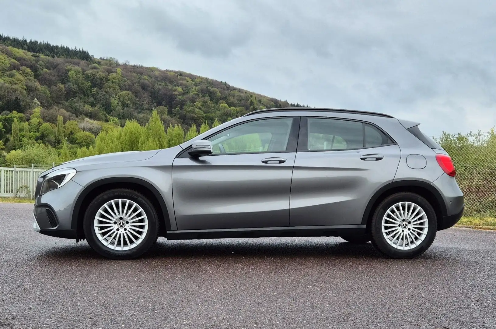 Mercedes-Benz GLA 200 Automatik, Leder, Navi. Grau - 2