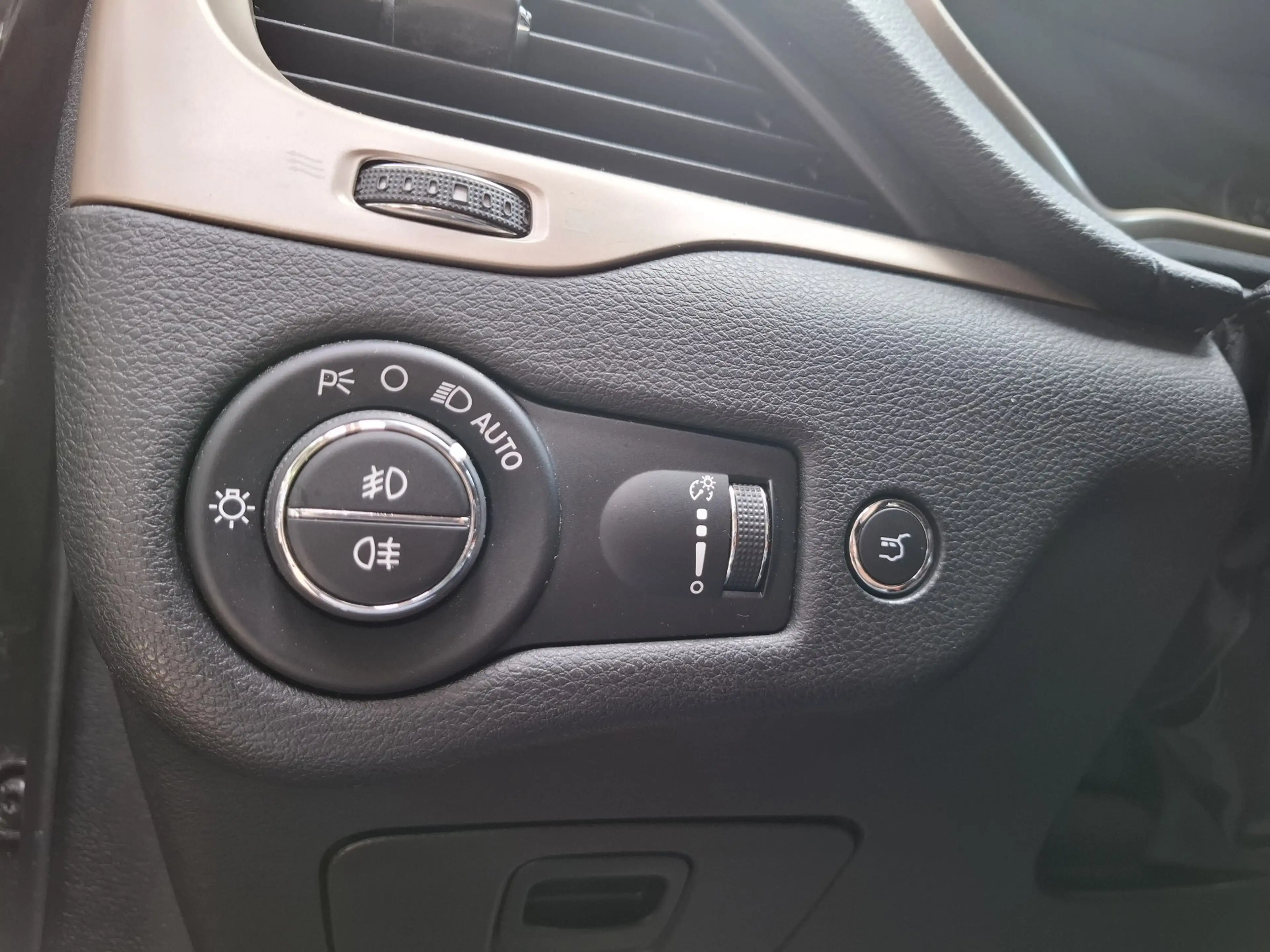 Jeep Cherokee Limited 4WD Vollausstattung ! — photo 13