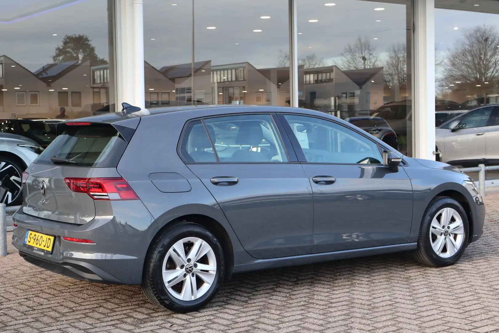 Volkswagen Golf 1.0 TSI 110pk Life | Camera | Navigatie | Adaptive Gris - 2