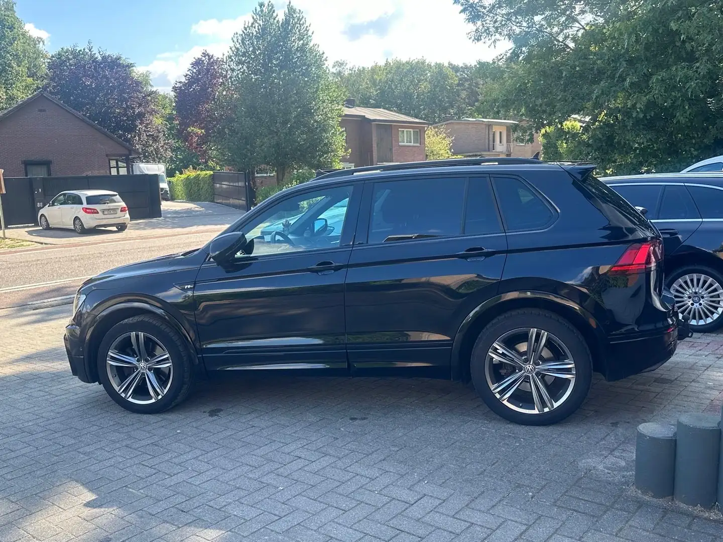 Volkswagen Tiguan 2.0 TDI SCR 4Motion DSG ZO SNEL MOGELIJK WEG Zwart - 1