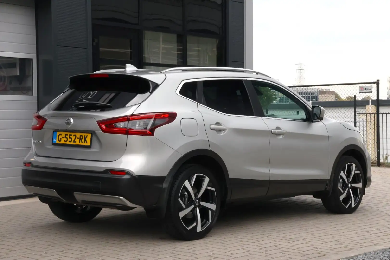 Nissan Qashqai 1.3 DIG-T Tekna + | Panorama| Leder | Zeer luxe! Grijs - 2