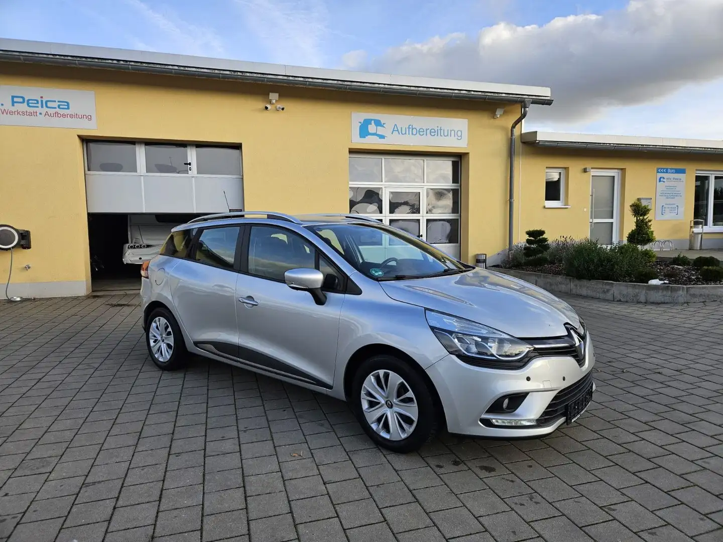 Renault Clio IV Grandtour Limited 1,5 dci*1Hand*Navi*PDC Grau - 1