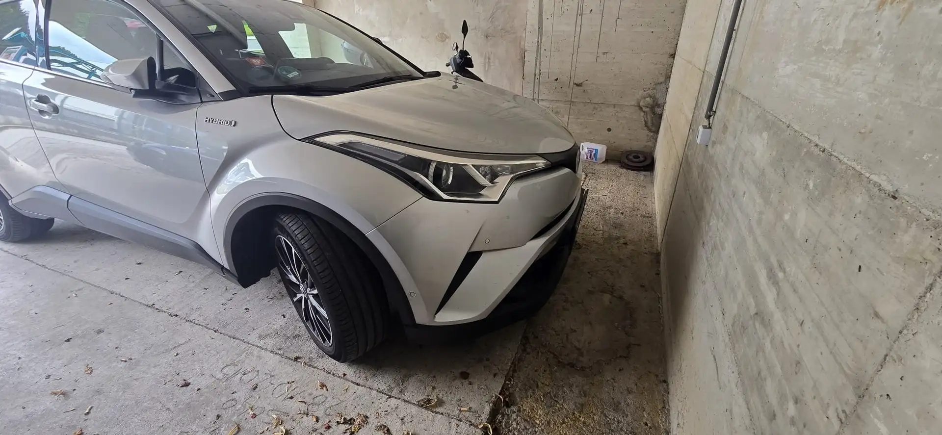 Toyota C-HR C-HR 1,8 Hybrid C-ENTER CVT C-ENTER Srebrny - 1