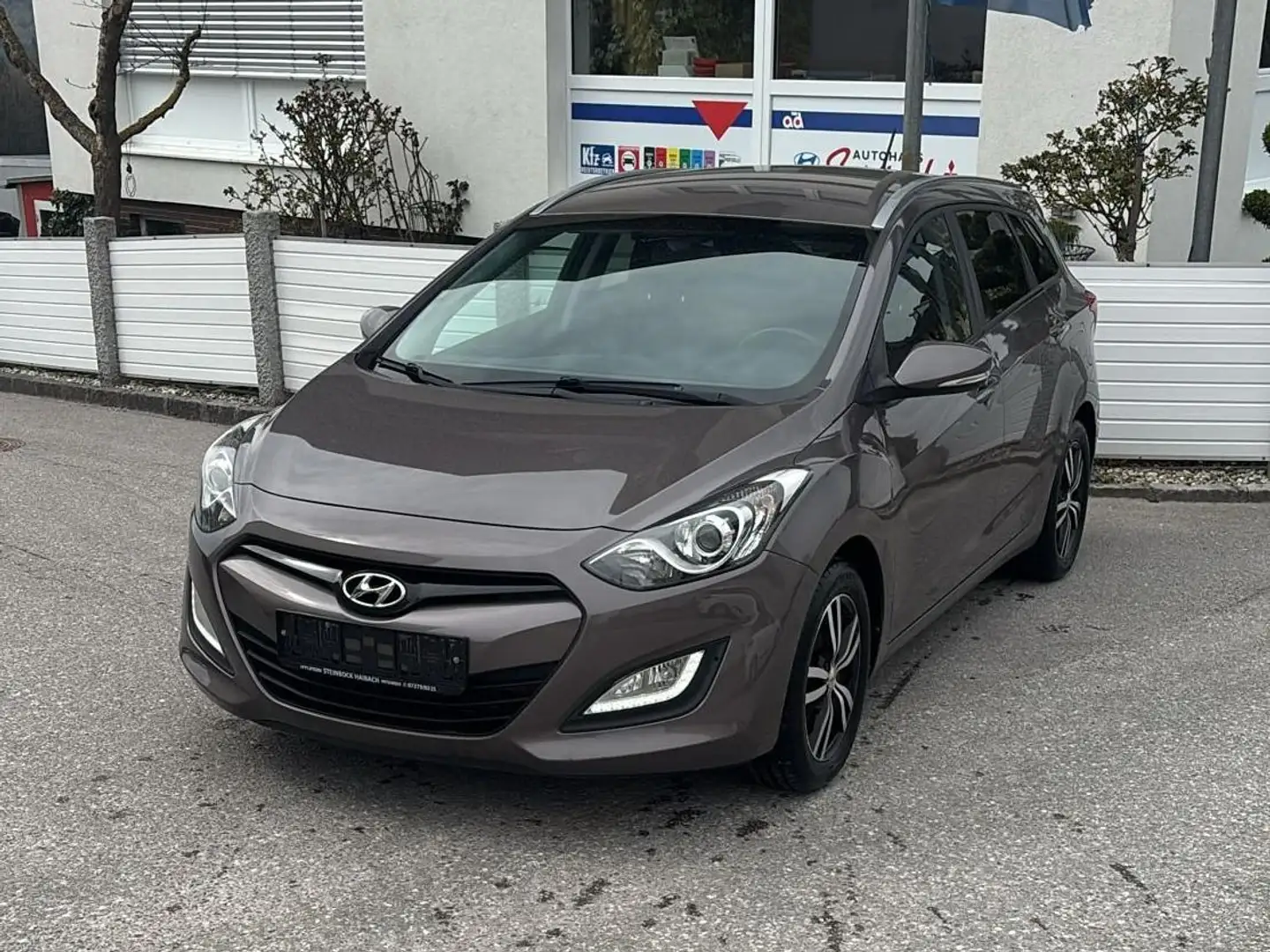 Hyundai i30 CW 1,4 CRDI Europe Plus Braun - 2