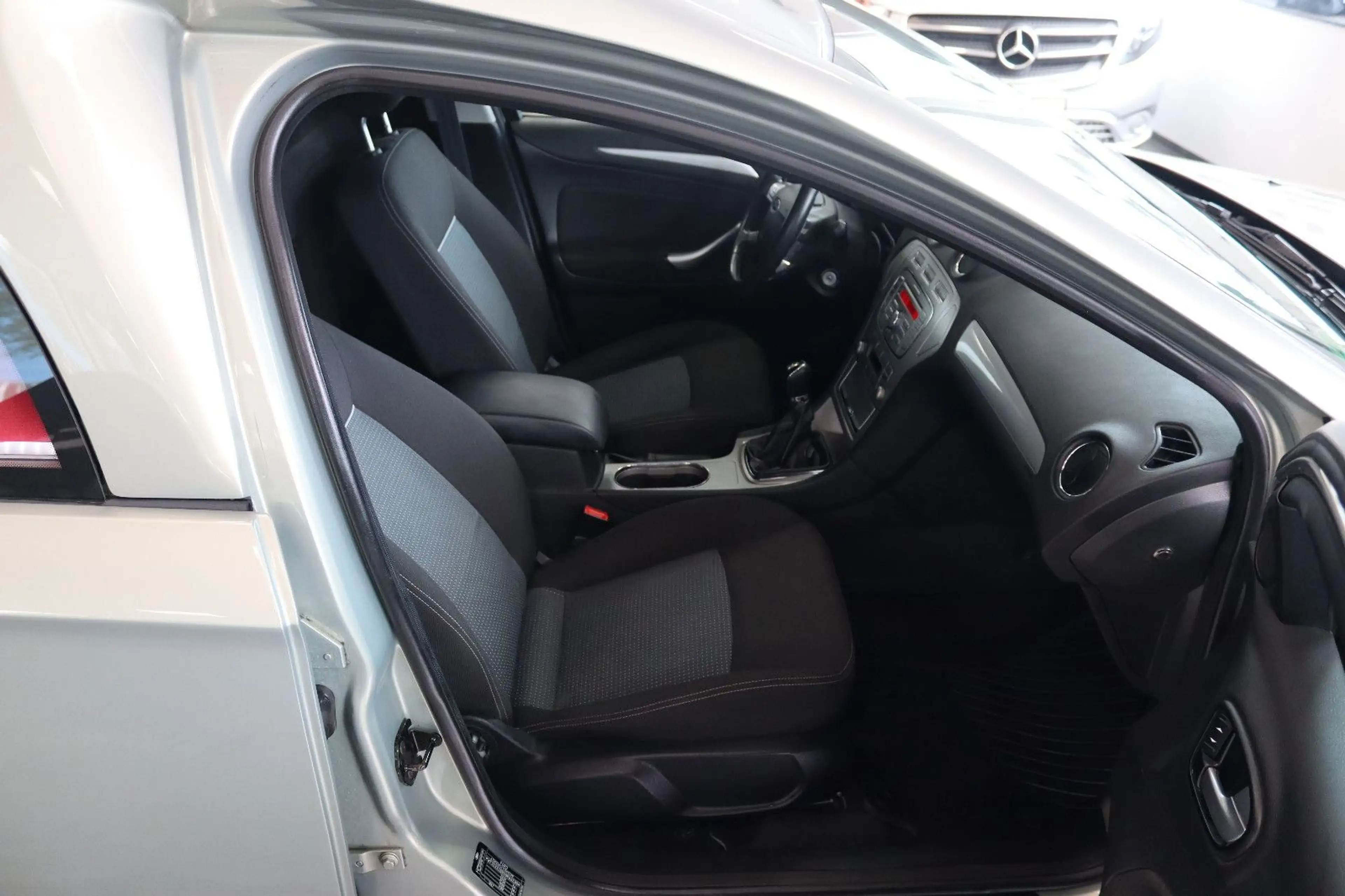 Ford Mondeo Hentschke Bestattungswagen / Leichenwagen — photo 11