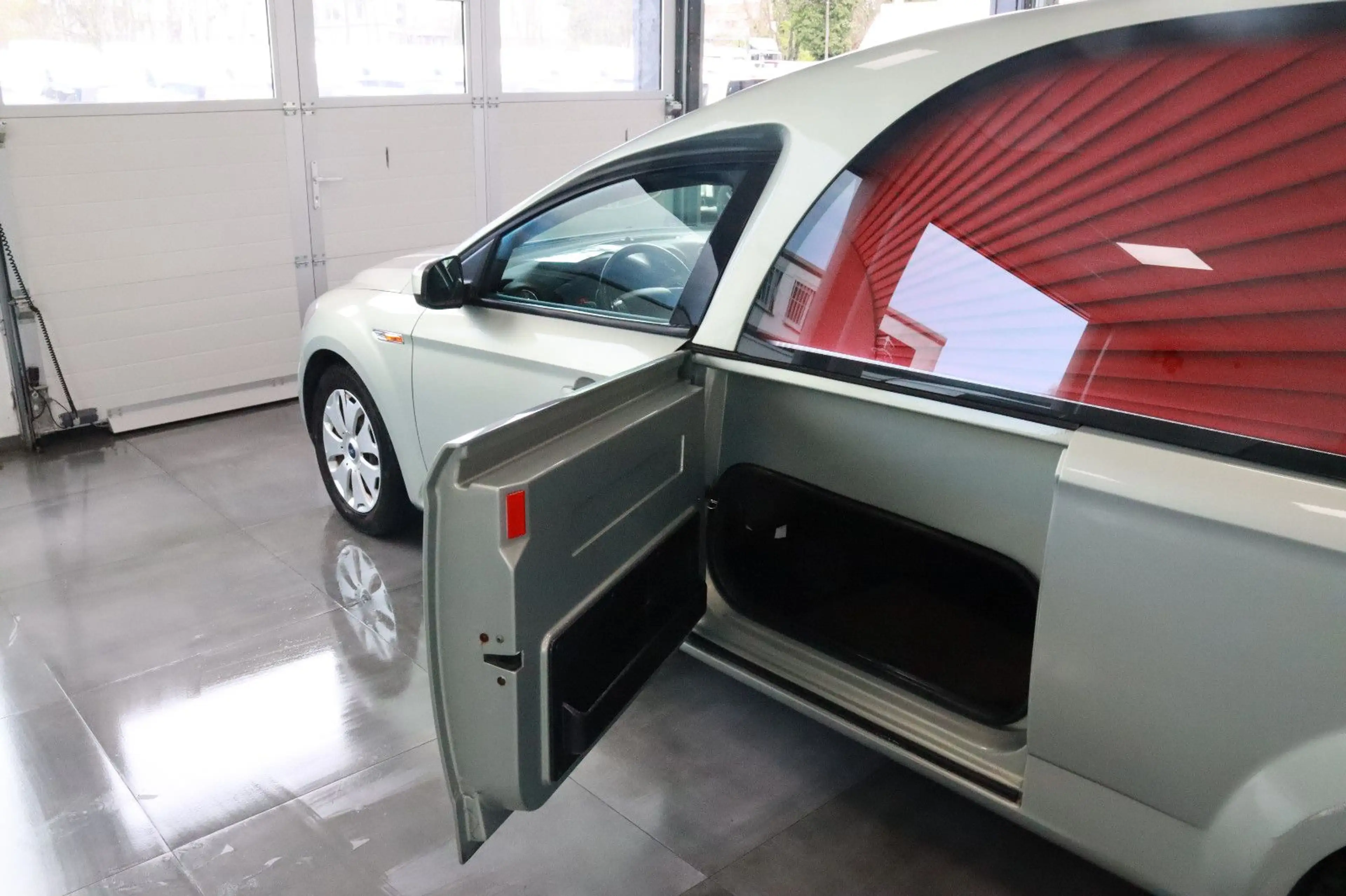 Ford Mondeo Hentschke Bestattungswagen / Leichenwagen — photo 15