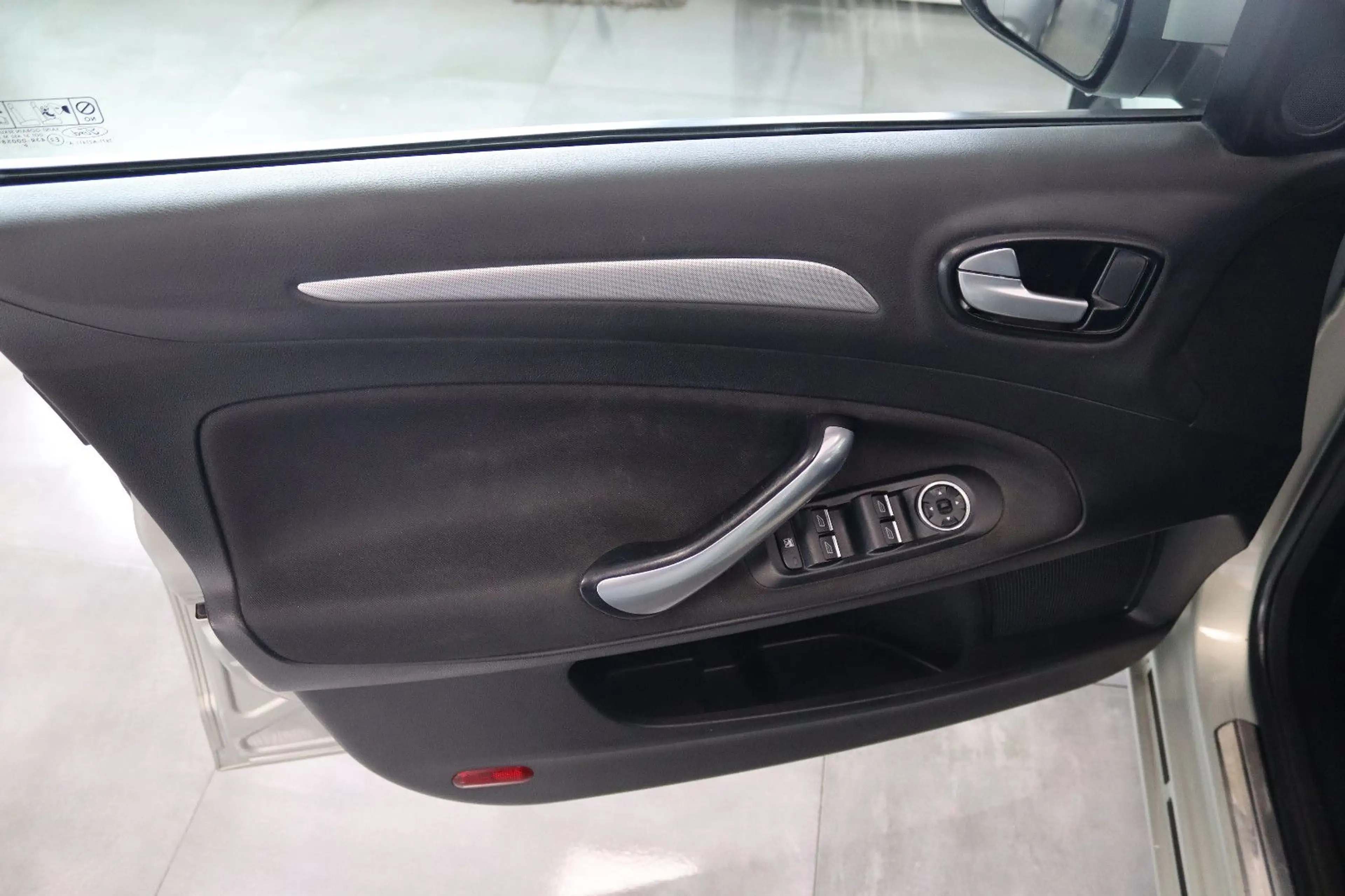 Ford Mondeo Hentschke Bestattungswagen / Leichenwagen — photo 12
