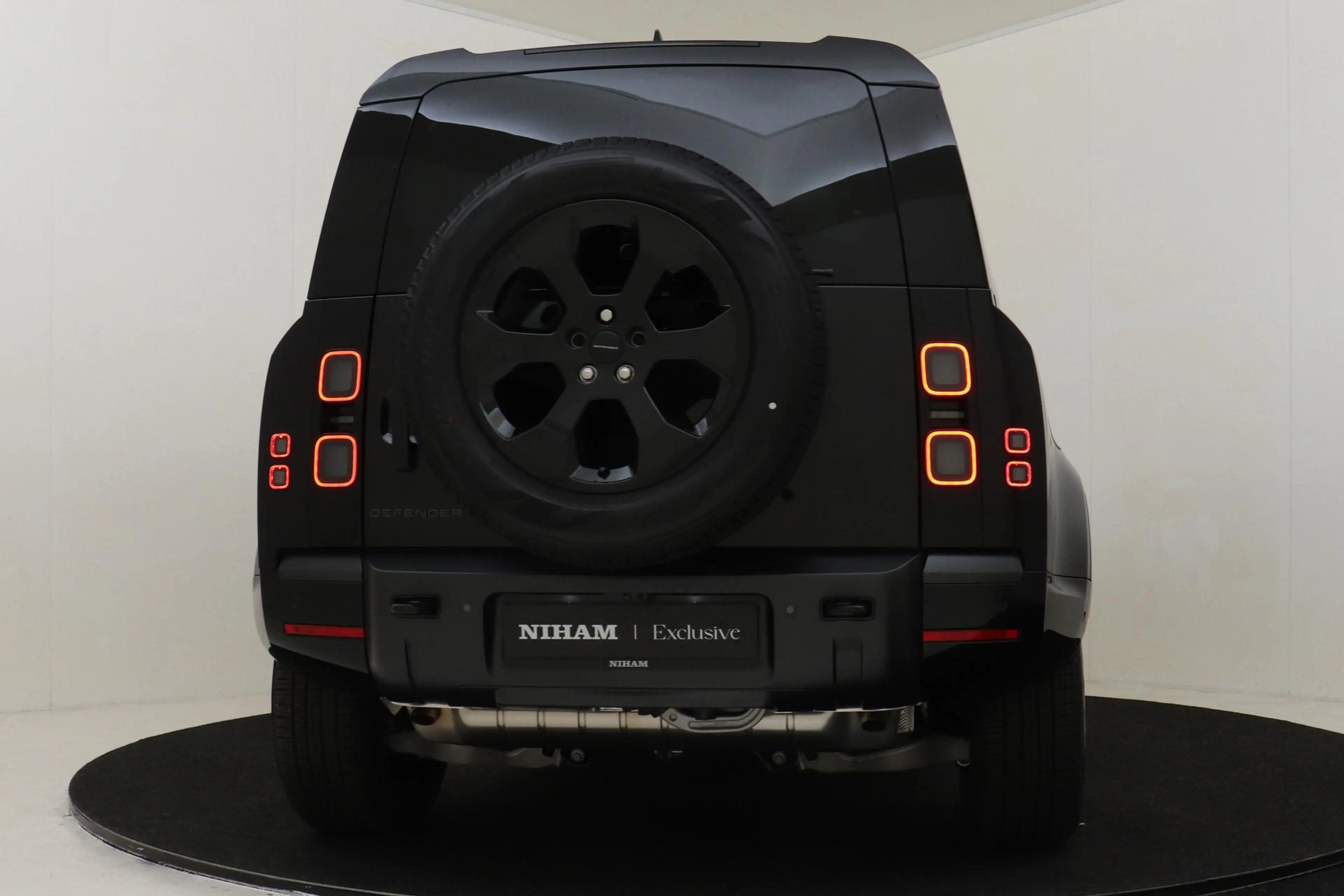 Land Rover Defender 110 2.0 P300e 110 X-DYNAMIC SE SANTORINI BLACK|PAN — photo 15