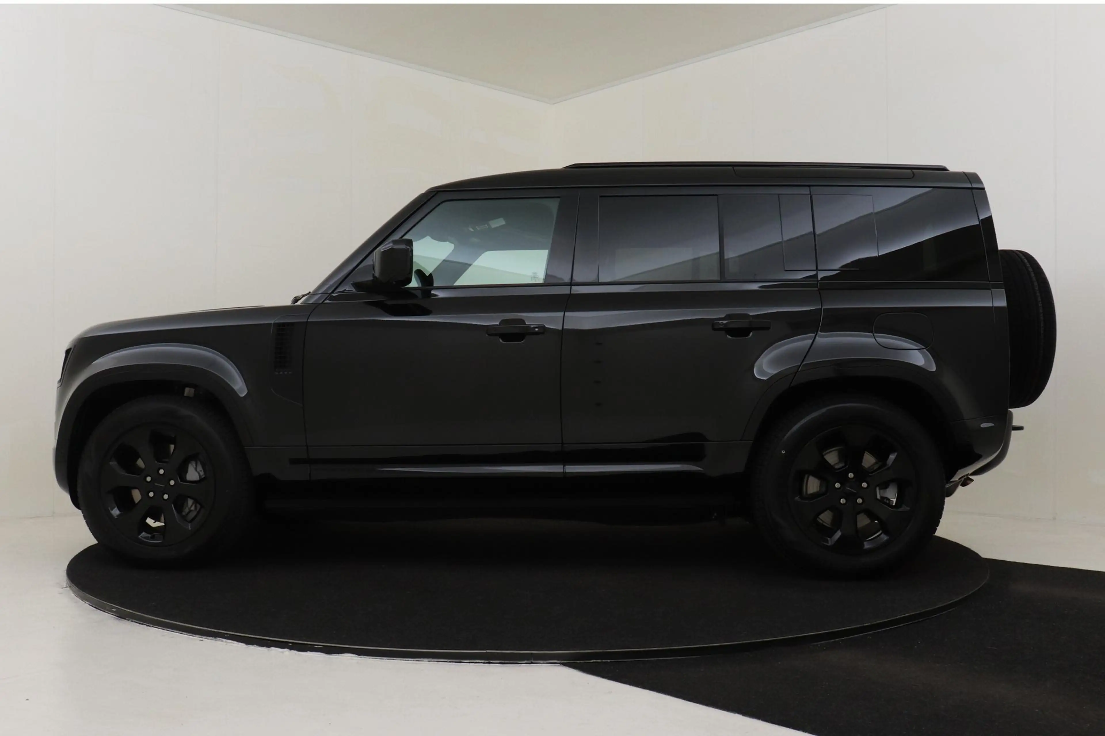 Land Rover Defender 110 2.0 P300e 110 X-DYNAMIC SE SANTORINI BLACK|PAN — photo 7