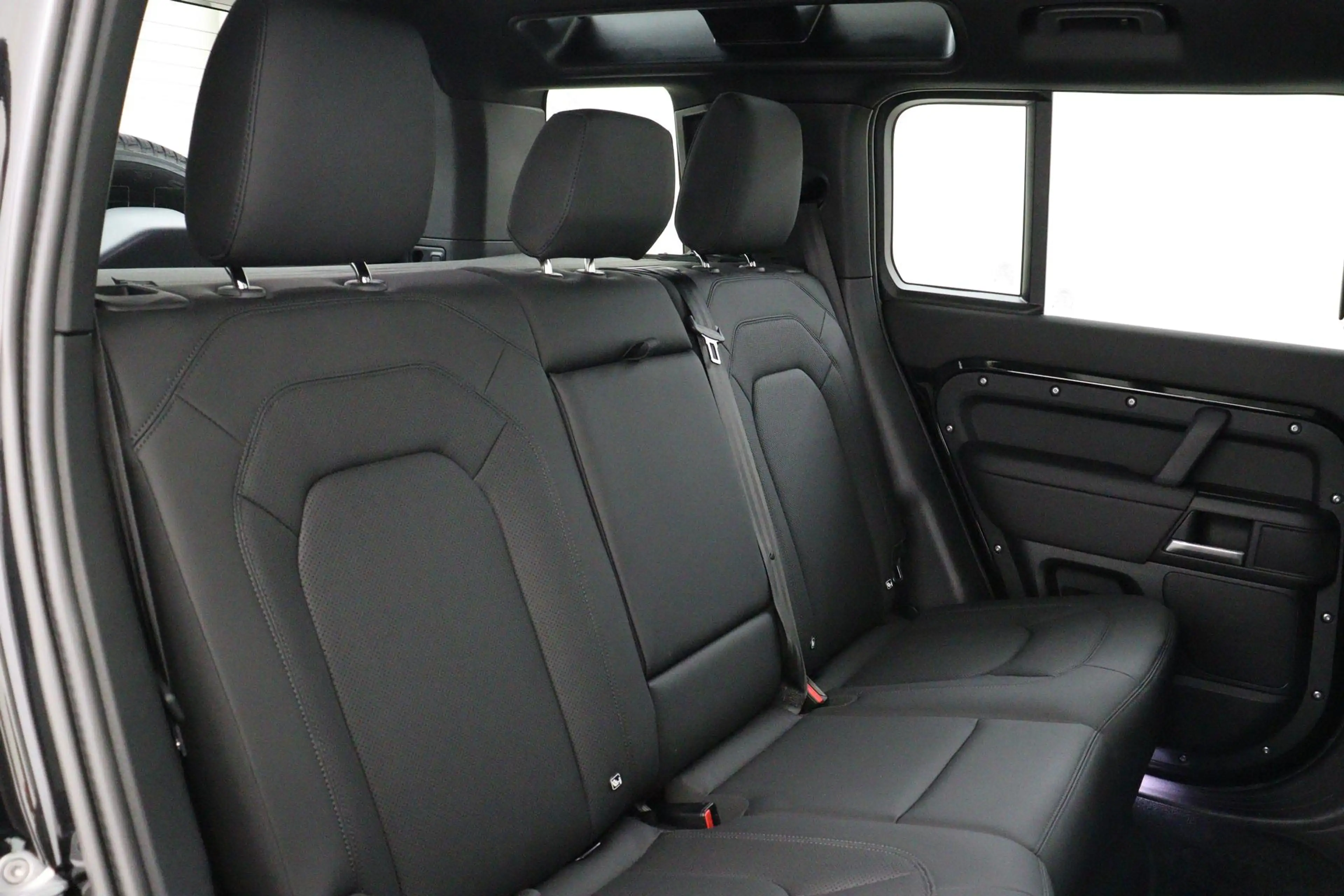 Land Rover Defender 110 2.0 P300e 110 X-DYNAMIC SE SANTORINI BLACK|PAN — photo 14