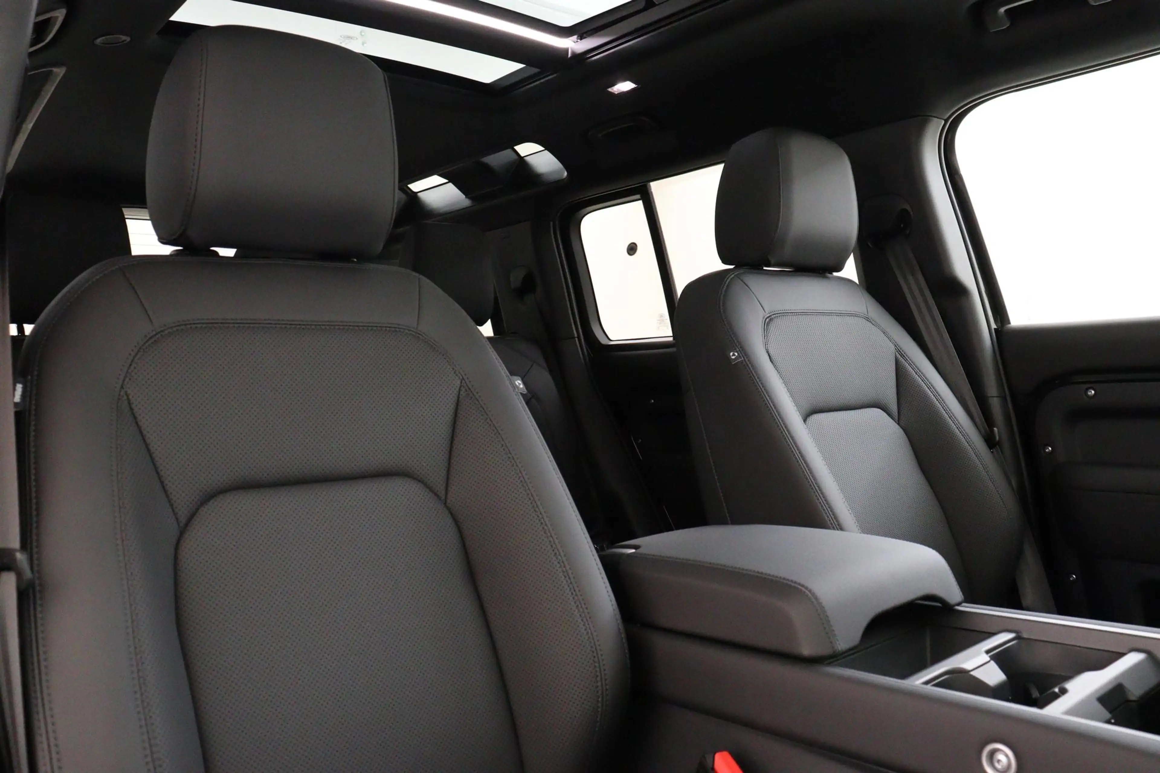 Land Rover Defender 110 2.0 P300e 110 X-DYNAMIC SE SANTORINI BLACK|PAN — photo 12