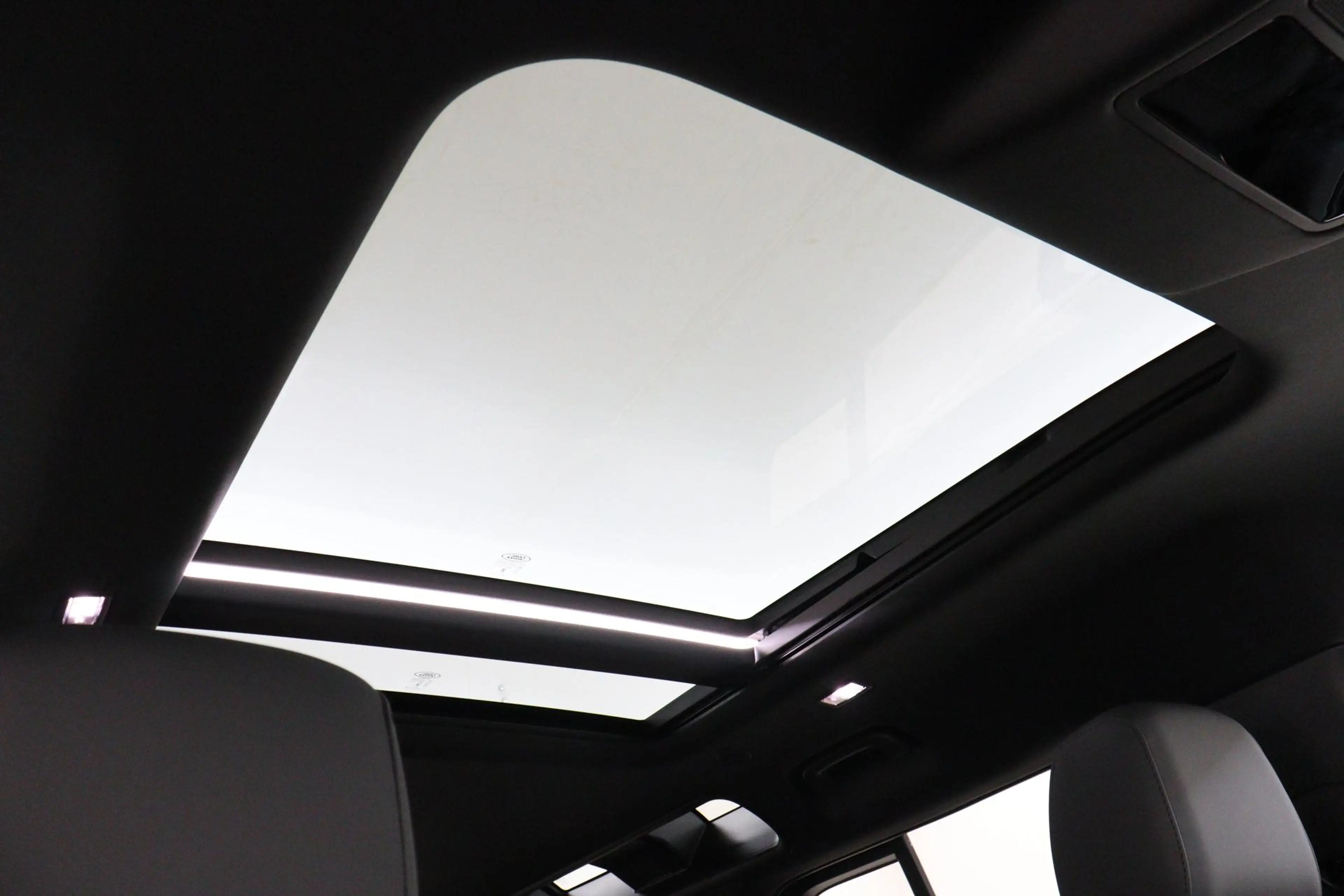 Land Rover Defender 110 2.0 P300e 110 X-DYNAMIC SE SANTORINI BLACK|PAN — photo 10