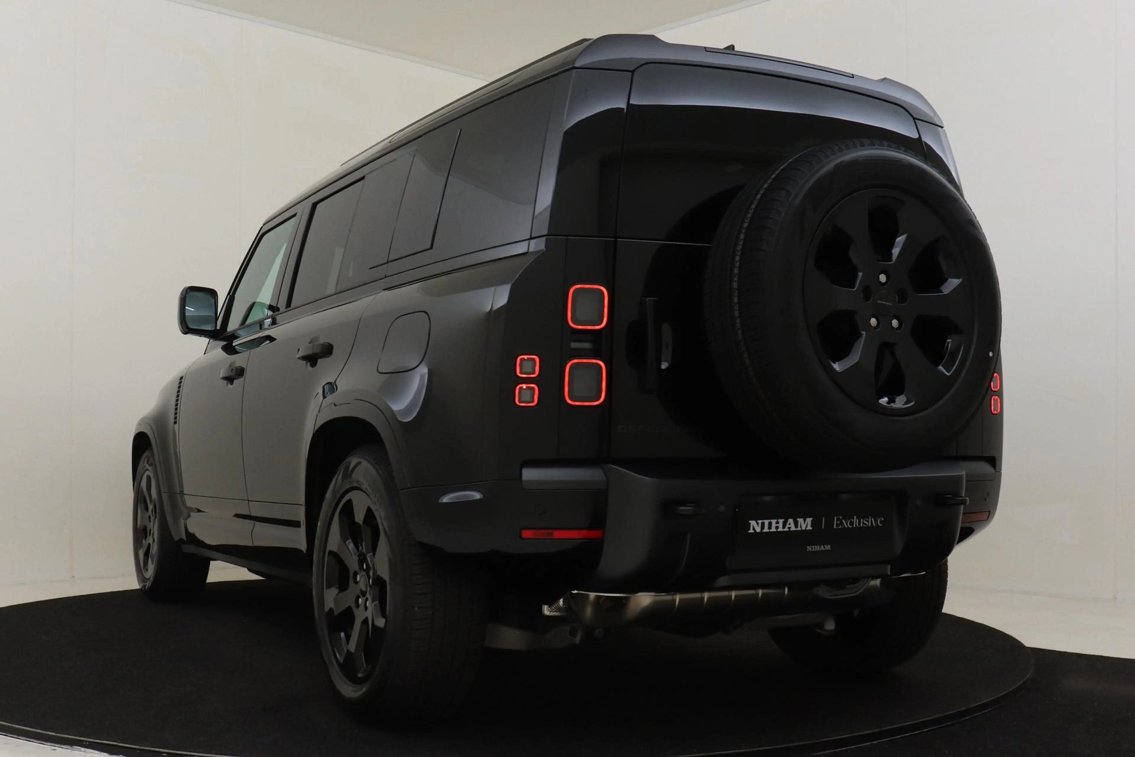 Land Rover Defender 110 2.0 P300e 110 X-DYNAMIC SE SANTORINI BLACK|PAN — photo 5