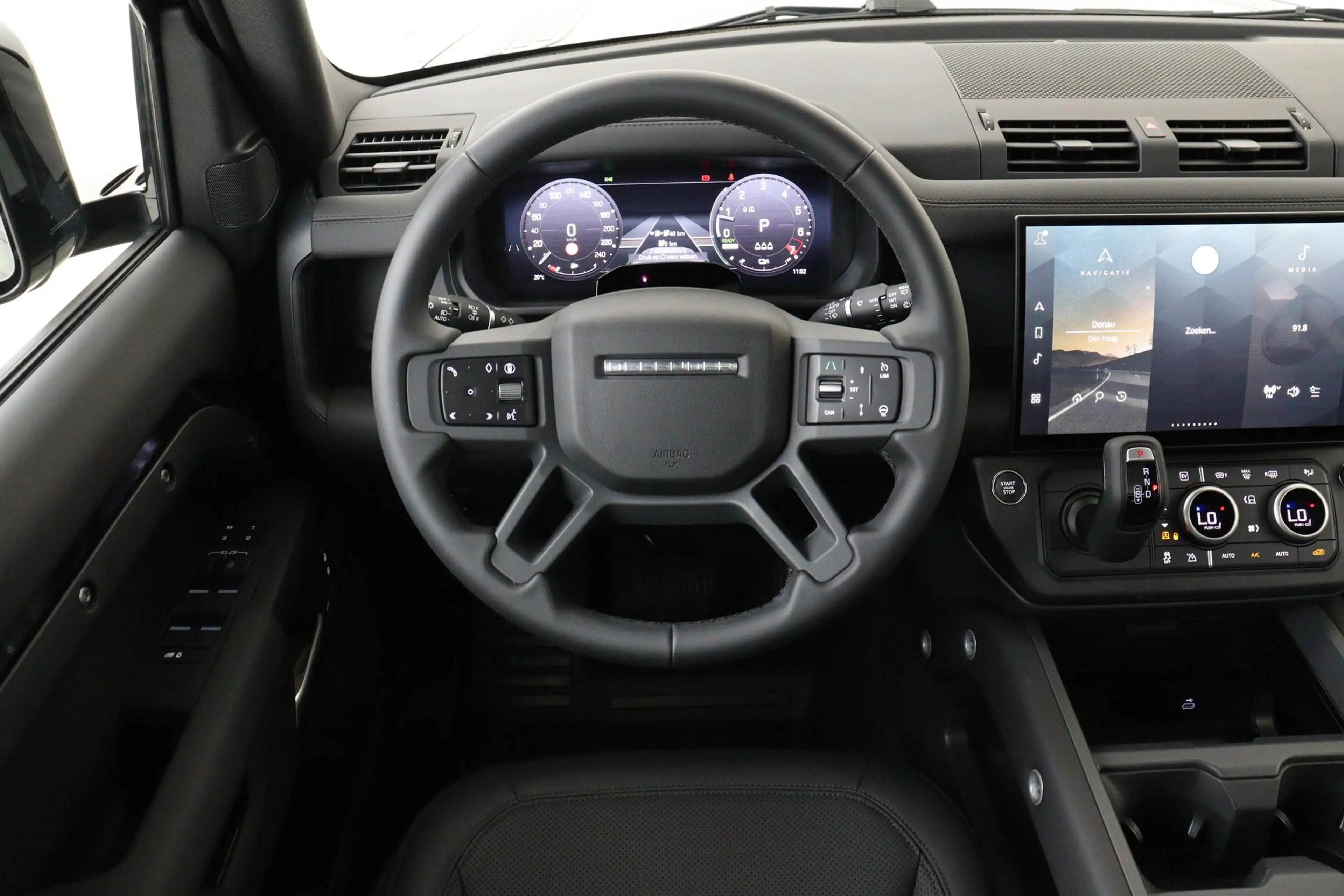 Land Rover Defender 110 2.0 P300e 110 X-DYNAMIC SE SANTORINI BLACK|PAN — photo 2