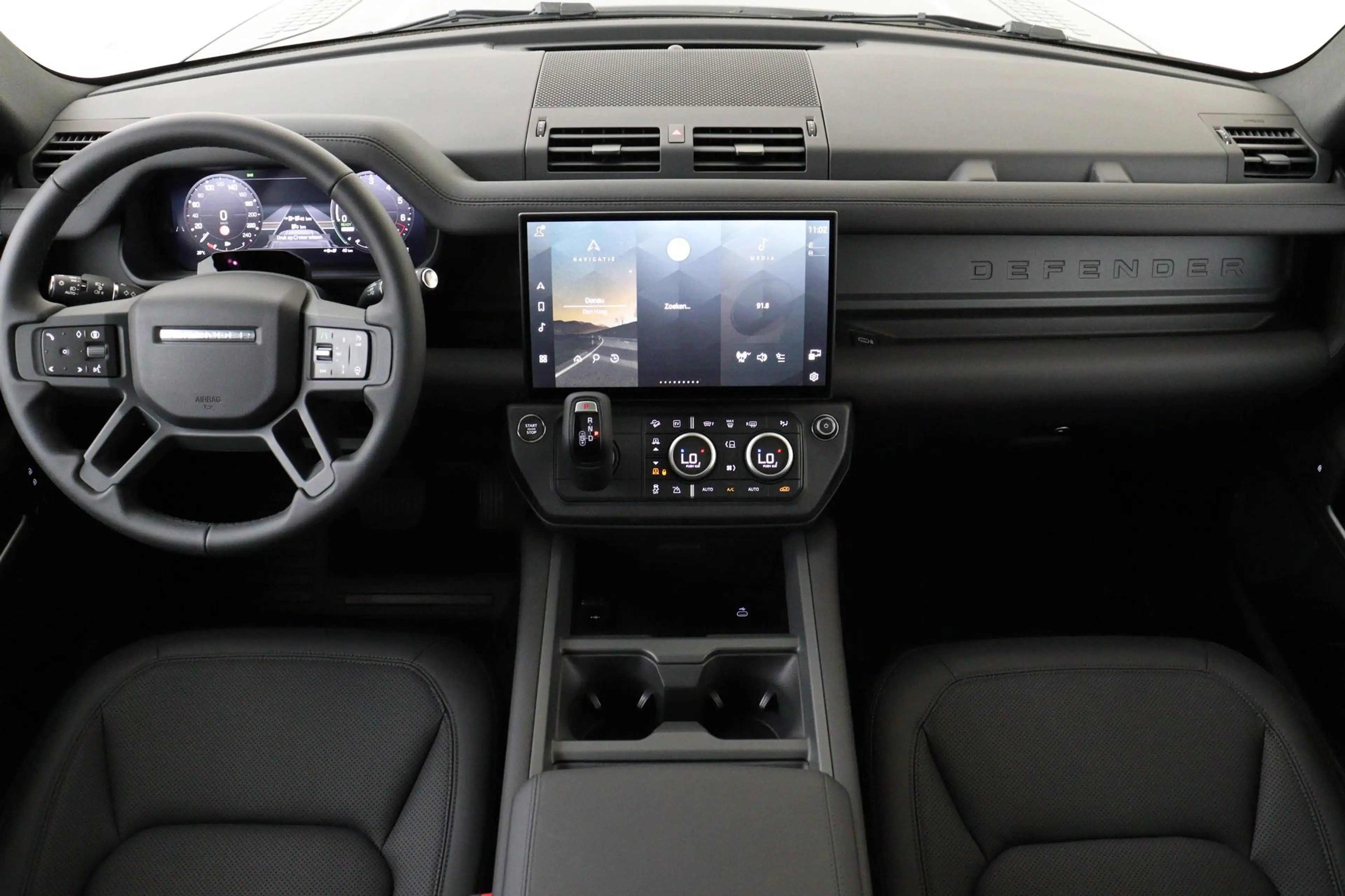 Land Rover Defender 110 2.0 P300e 110 X-DYNAMIC SE SANTORINI BLACK|PAN — photo 4