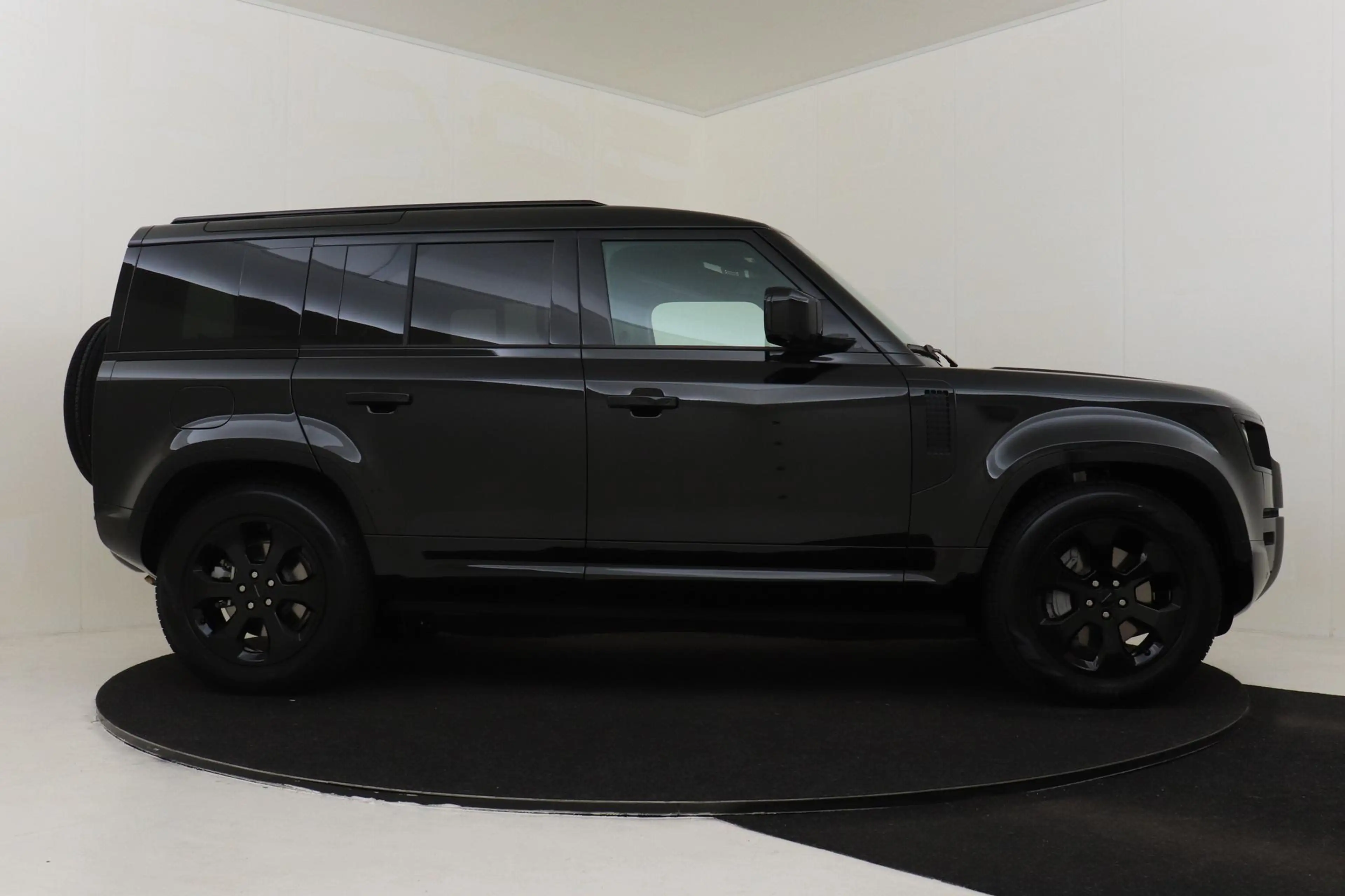 Land Rover Defender 110 2.0 P300e 110 X-DYNAMIC SE SANTORINI BLACK|PAN — photo 13