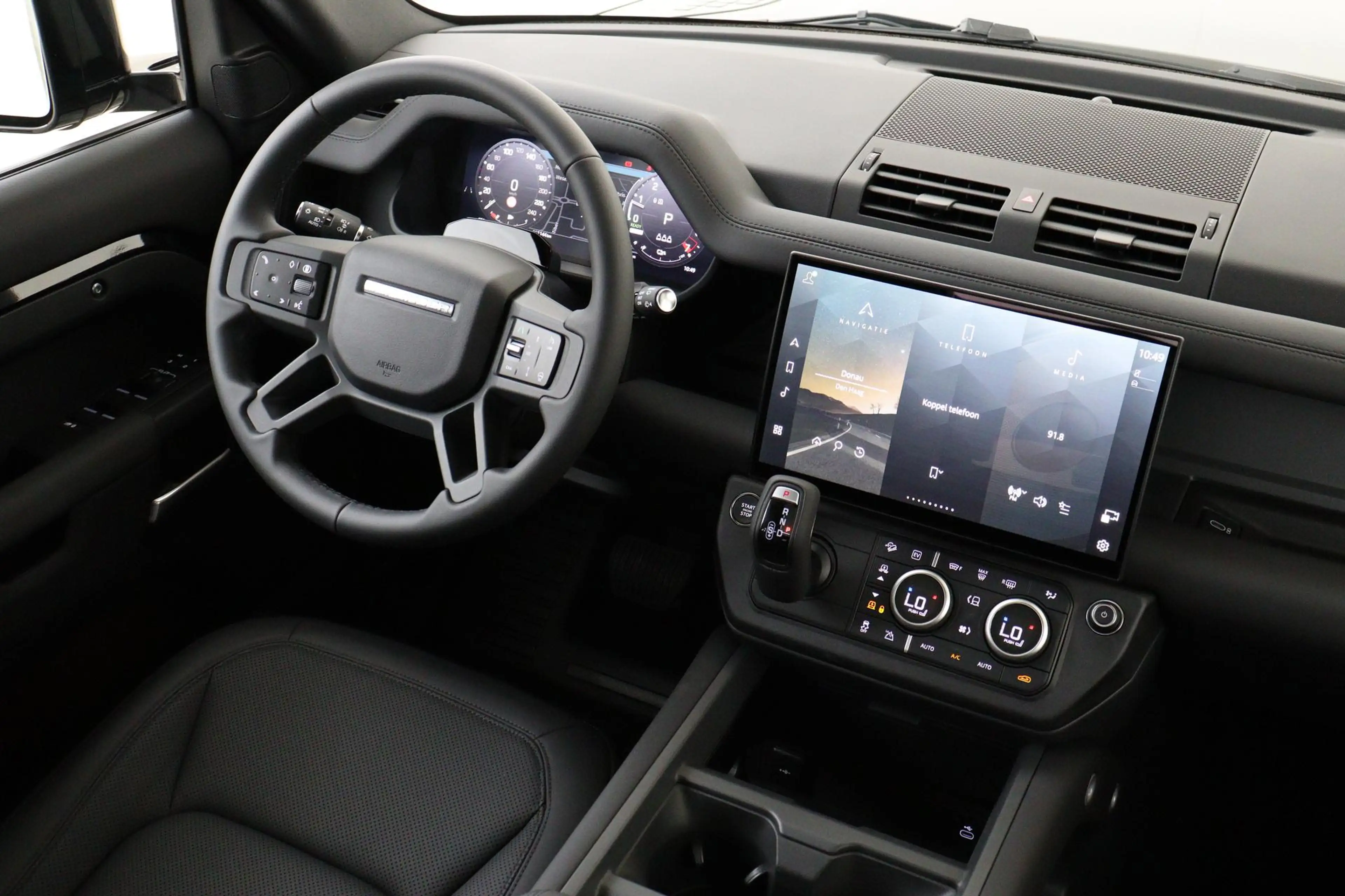 Land Rover Defender 110 2.0 P300e 110 X-DYNAMIC SE SANTORINI BLACK|PAN — photo 6
