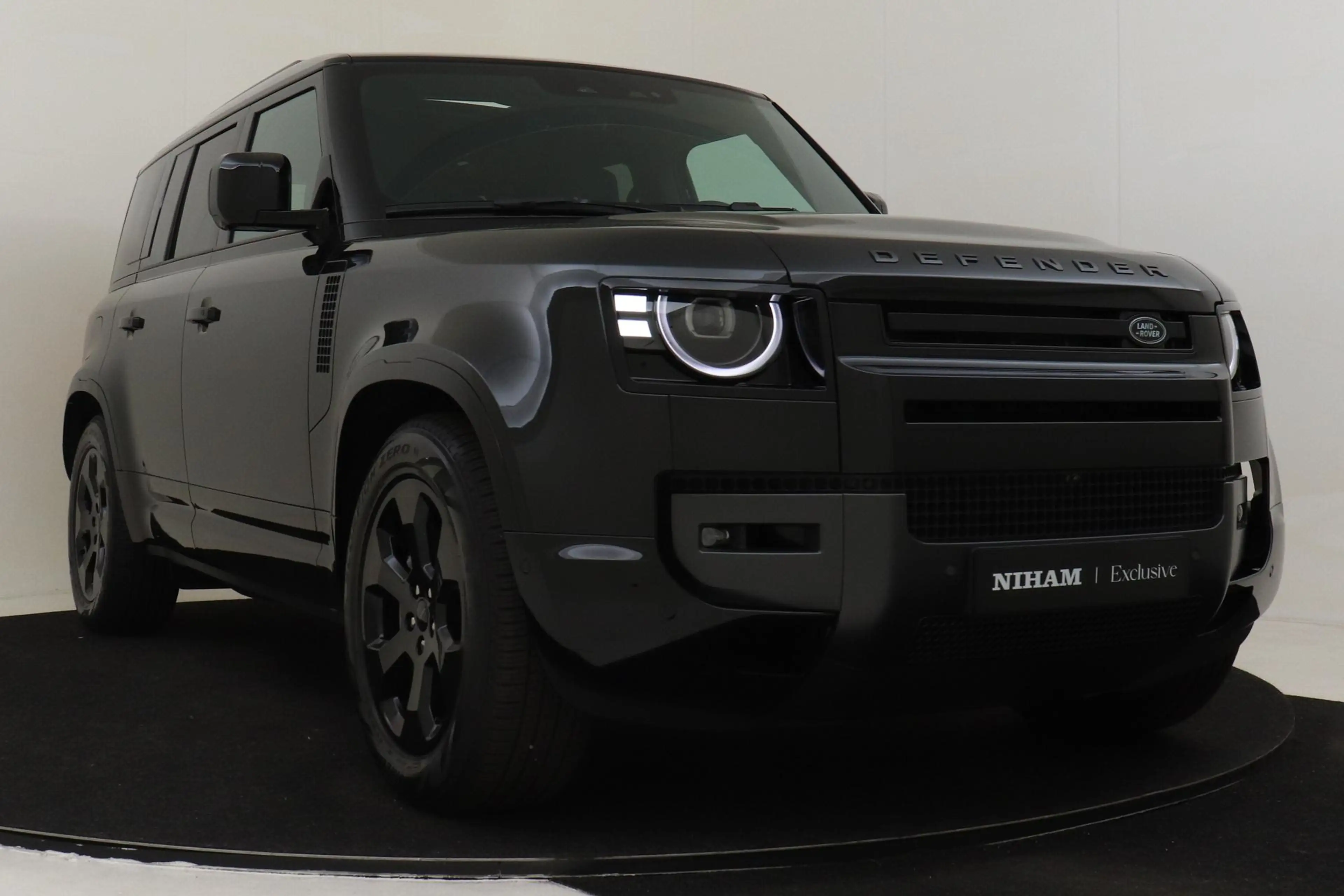 Land Rover Defender 110 2.0 P300e 110 X-DYNAMIC SE SANTORINI BLACK|PAN — photo 11
