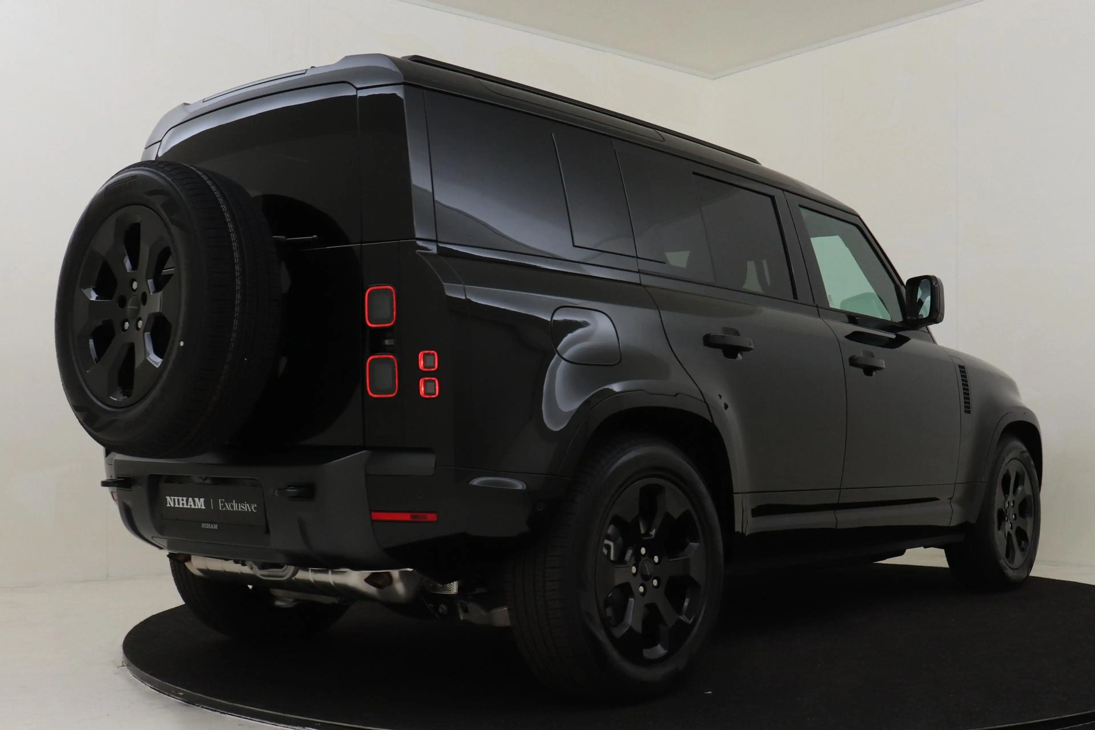 Land Rover Defender 110 2.0 P300e 110 X-DYNAMIC SE SANTORINI BLACK|PAN — photo 3